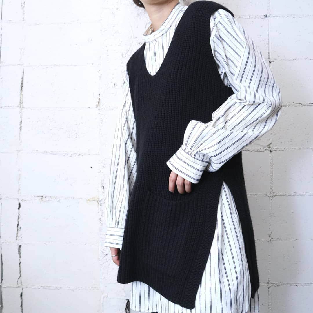 吉祥寺 古着屋 Orfeoのインスタグラム：「Slit Knit Vest  #orfeo #kichijoji #tokyo #vintage #used #fashion #coordinate #outfit  お問い合わせはインスタグラムのプロフィール掲載のメールアドレスにお願いいたします。コメント、DMでのお問い合わせは受け付けておりませんのでご了承ください。 ONLINE SHOPの商品も店頭にてご購入頂けます。気になる商品がございましたらスタッフにお声掛けください。  新型コロナウィルス感染拡大防止策を徹底した上で営業をしております。マスクの着用、入店時にアルコールでの消毒をお願いいたします」