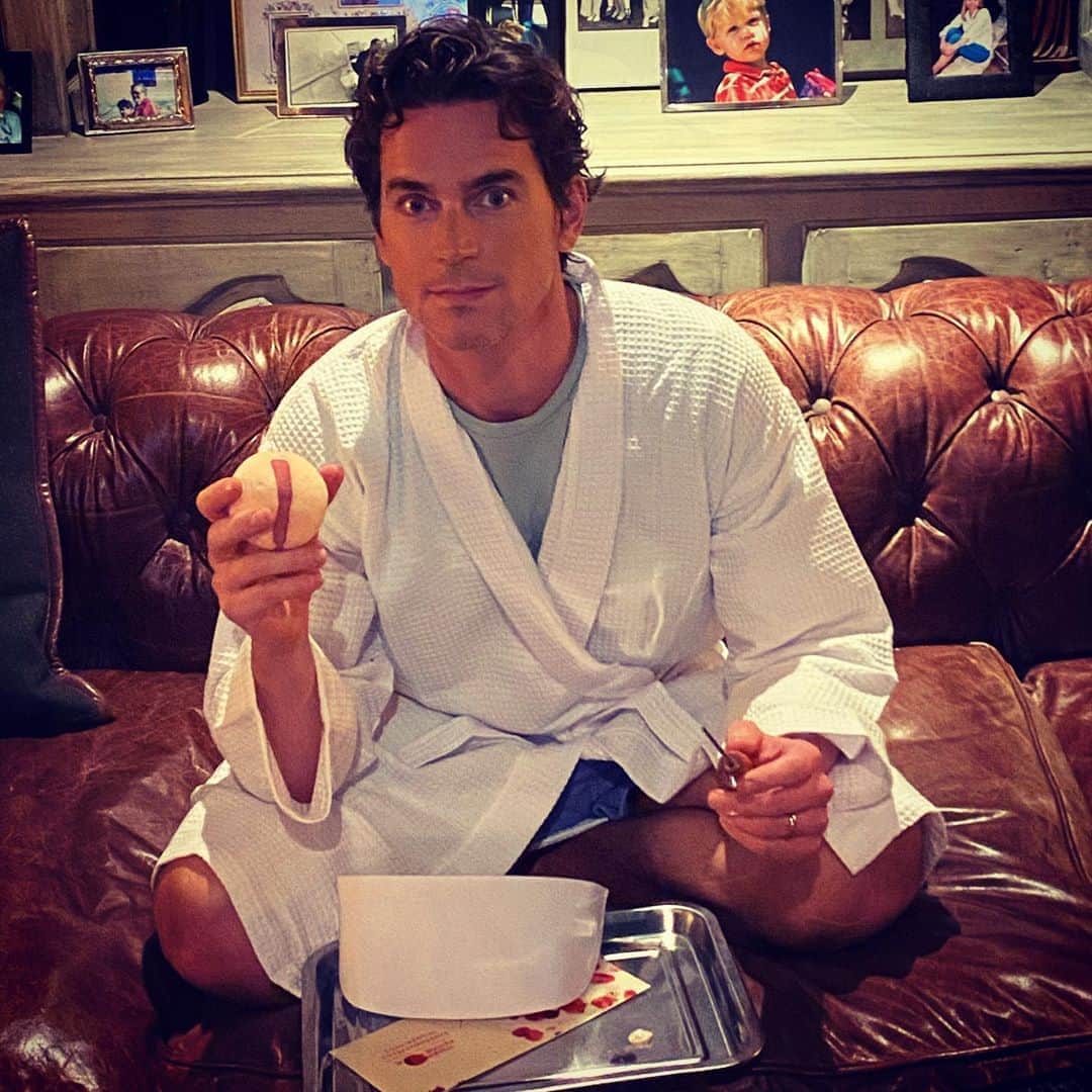 マット・ボマーのインスタグラム：「I mean...if you thought I’d be doing anything other than watching @ratchednetflix this weekend with @mssarahcatharinepaulson @jonjonbriones @sharonstone @finnwittrock @charliecarver @michaelbwashington @mrrpmurphy and the rest of this incredible cast- then you don’t know me very well. I love it!」