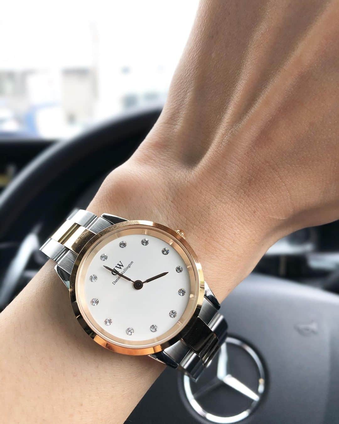 asuka0119のインスタグラム：「@danielwellington  から 新しくJewelryが仲間入り  時計の数字がキラキラ♥️ 2枚目▶️ピアス   #danielwellington  #ダニエルウェリントン  #dw #手元くら部  #手元倶楽部」