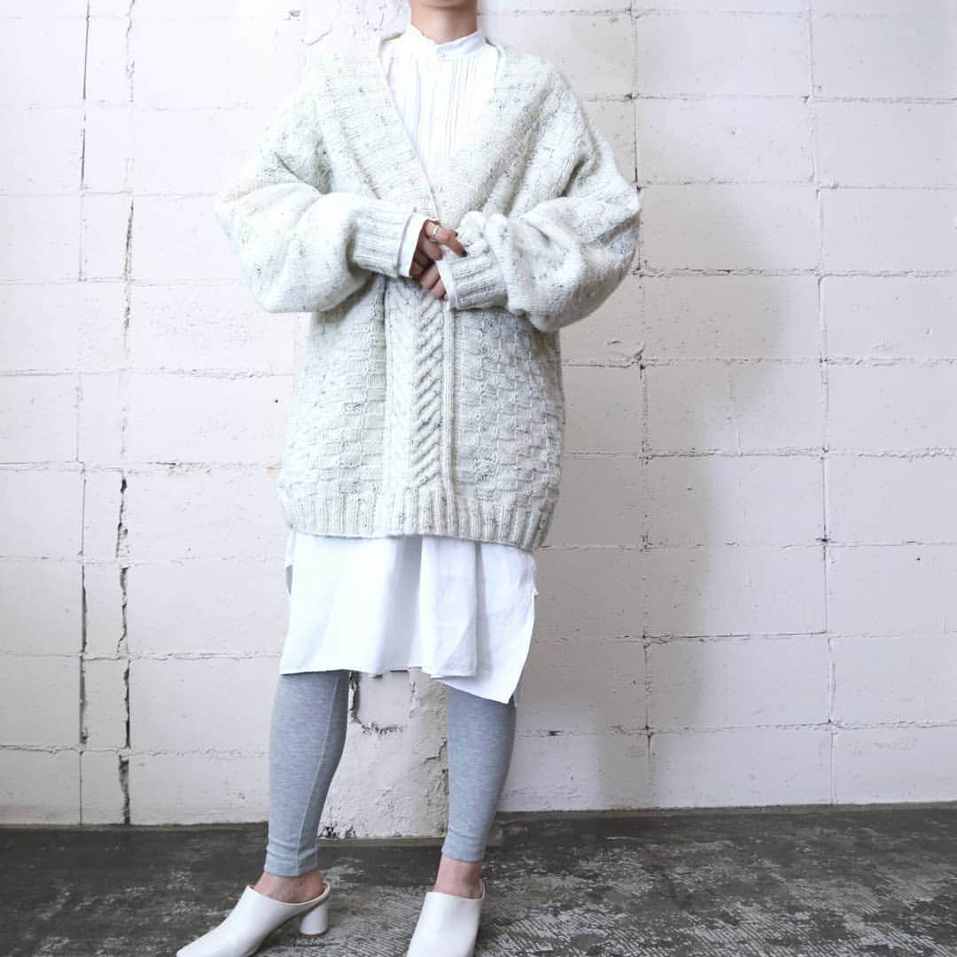 吉祥寺 古着屋 Orfeoのインスタグラム：「Over Sized Sweater  #orfeo #kichijoji #tokyo #vintage #used #fashion #coordinate #outfit  お問い合わせはインスタグラムのプロフィール掲載のメールアドレスにお願いいたします。コメント、DMでのお問い合わせは受け付けておりませんのでご了承ください。 ONLINE SHOPの商品も店頭にてご購入頂けます。気になる商品がございましたらスタッフにお声掛けください。  新型コロナウィルス感染拡大防止策を徹底した上で営業をしております。マスクの着用、入店時にアルコールでの消毒をお願いいたします。」