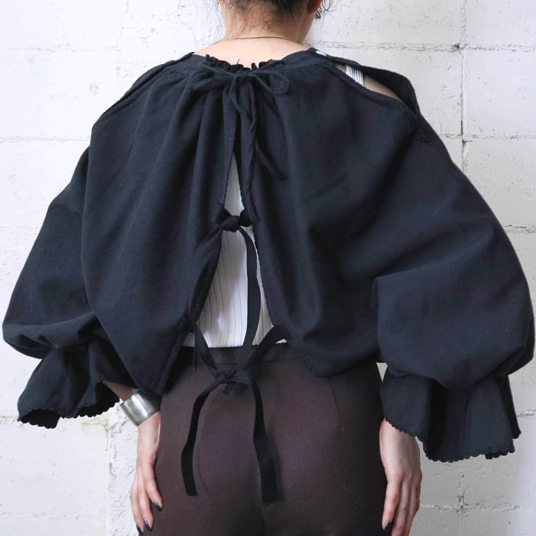 吉祥寺 古着屋 Orfeoのインスタグラム：「Back Ribbon Blouse  #orfeo #kichijoji #tokyo #vintage #used #fashion #coordinate #outfit  お問い合わせはインスタグラムのプロフィール掲載のメールアドレスにお願いいたします。コメント、DMでのお問い合わせは受け付けておりませんのでご了承ください。 ONLINE SHOPの商品も店頭にてご購入頂けます。気になる商品がございましたらスタッフにお声掛けください。  新型コロナウィルス感染拡大防止策を徹底した上で営業をしております。マスクの着用、入店時にアルコールでの消毒をお願いいたします。」