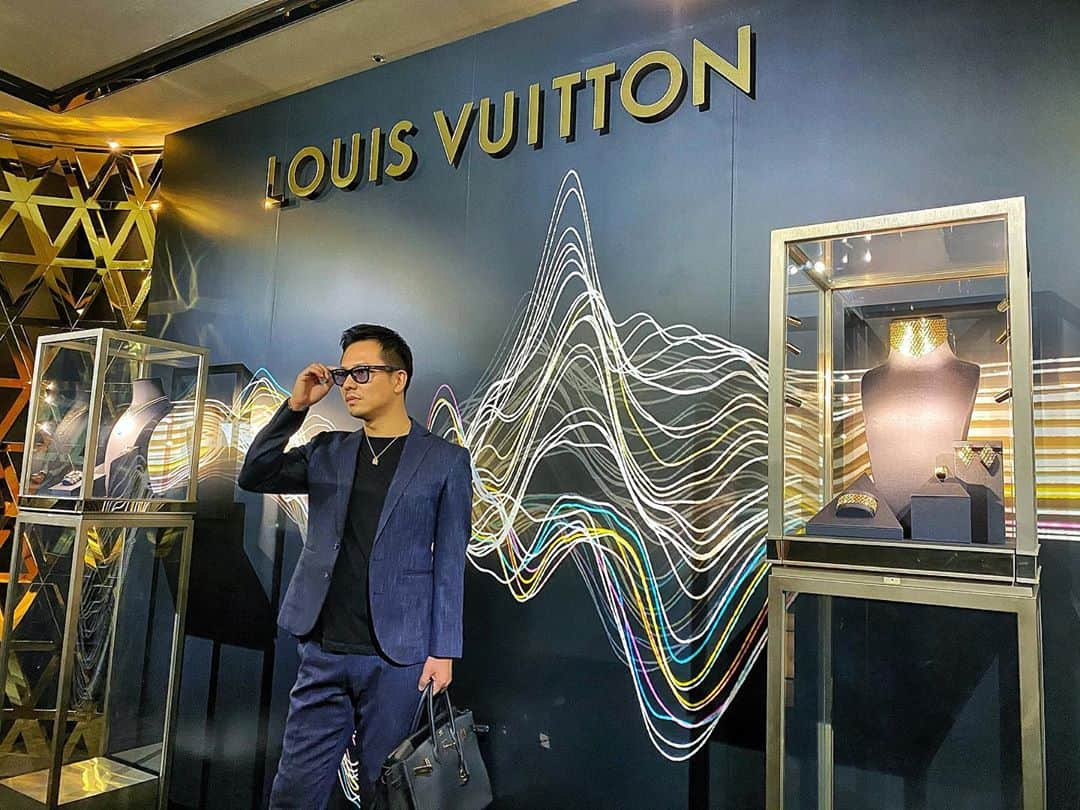 中村俊彦のインスタグラム：「. . リッツ・カールトン東京の53階で行われた  ルイヴィトン @louisvuitton の  2020 Fien Watch & Jewelleryへ  センチュリオンクラブの会員として  特別招待され参加してきました🔑  全てスイートルームを使用し特別な空間と  ハイジュエリーやハイウォッチなどを  色々な富裕層の方々とお時間を過ごせました！  車もバレーパーキングで凄くVIPな扱いだったな🤭  こーいった一流をどんどん経験し  世界のVIPやミリオネアの方達とのご縁を  大切に今後とも繋がっていきます🌏」