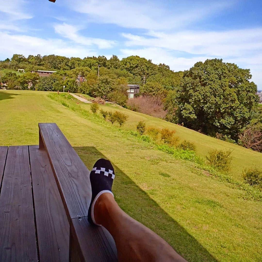 松本隆博のインスタグラム：「。 ええ天気(˙◁˙) 秋らしい風景(˙◁˙) 少しのひと時、冬までの 素敵なこのひと時を 楽しもう。  歳とると思う。 秋が一番好きだ…  小さい頃、夏。 青年の頃、春。 試練の頃、冬。 そして今、 人生充実、人生収穫の時。 冬なんか厳しくたって…慣れた (^○^)  人生3毛作目に突入の来年60歳。  人生サイコーの収穫時期を 迎えるのだ。 松本隆博～人生遊歩道～  さ、ビール飲も(*˘︶˘*).｡.:*♡」