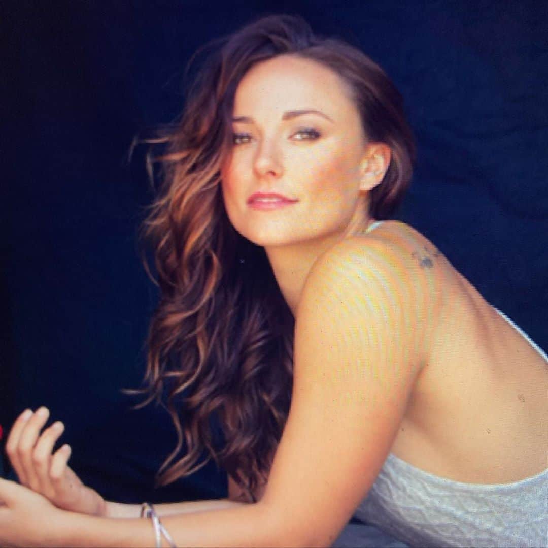 ブリアナ・エヴィガンのインスタグラム：「Round 2... same deal. Life is something else. It’s been a real real good one I’ll say that. Lucky to be alive, healthy, and surrounded by my family and friends chasing my real dreams. Be yourself, life’s to short to be anything else. Rue this picture really makes me smile of us and takes me right back to that day. Always silly you and I are. Also you don’t have to be sexy on Halloween. You can also hide in the woods and scare your friends. Just throwing an option out there.」