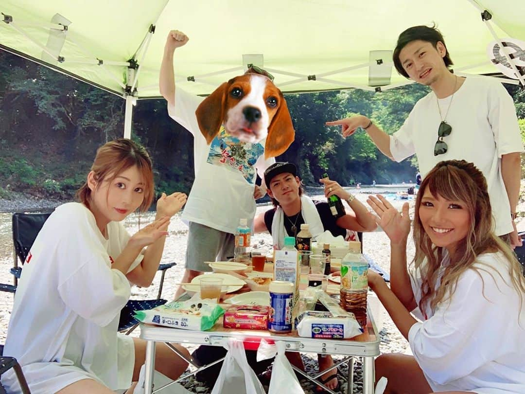 高橋由真さんのインスタグラム写真 - (高橋由真Instagram)「🌈🍉🌈🍉🌈🍉🌈  夏の思い出pic BBQ編🍖  おひとりさまはSNSに顔載せちゃヤダ！って言うから動物にさせてもらいました🐕笑  毎年恒例のメンバーで今年もひっそりと川原BBQ🍖✨  みんな適当だからゆるくて楽しいんだよ〜☺️💕 焼いて食べて踊って楽しい仲間たち🐕ｗ  #BBQ #夏の思い出 #仲良しさん #🐕 #🍖 #🌈」9月20日 13時34分 - yumachi1021