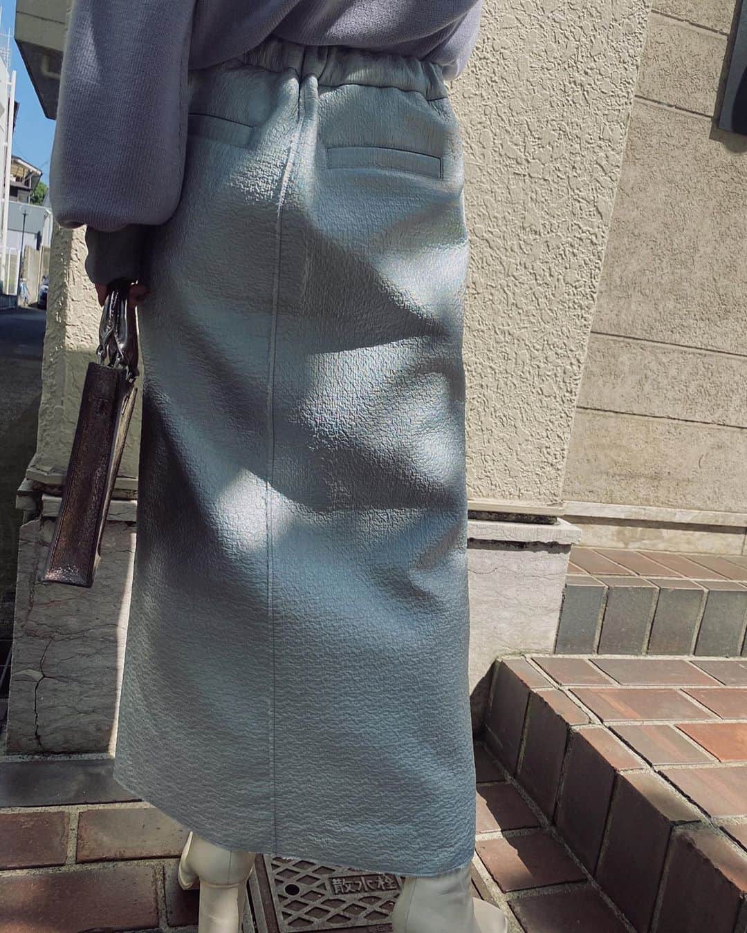 黒石奈央子さんのインスタグラム写真 - (黒石奈央子Instagram)「アメリふく。  . . REFLECTION TWEED SK ¥9/25 GLITTER SHEER DOCKING KNIT ¥14000 9/22  . オーロラカラーのペンシルスカートはライブでも人気でした！ デコルテシアーニットはオーダーしました！ . .  @ameri_shinjuku @amerivintage @ameri_daikanyama @ameri.shinsaibashi #ameri#amerivintage #fashion #vintagefashion #coordinate#ootd#outfit#osanposnap #705_outfit #大人ファッション #大人コーディネート #大人スタイル #modestyle #modefashion#modecasual」9月20日 13時41分 - blackstone705