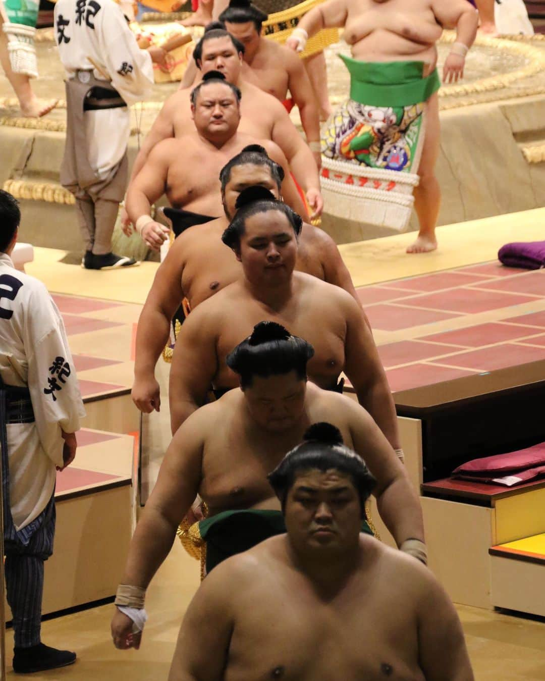 日本相撲協会さんのインスタグラム写真 - (日本相撲協会Instagram)「今場所の土俵入りの様子。関取が締める化粧廻しは、関取の出身地や四股名にまつわるものなど、さまざまです。ぜひ化粧廻しにもご注目ください！  @sumokyokai  #大相撲 #sumo #相撲 #力士 #お相撲さん #スポーツの秋 #japanphoto #sumowrestlers #japanculture  #九月場所 #9月場所 #秋場所 #九月場所全力応援 #cooljapan」9月20日 13時57分 - sumokyokai