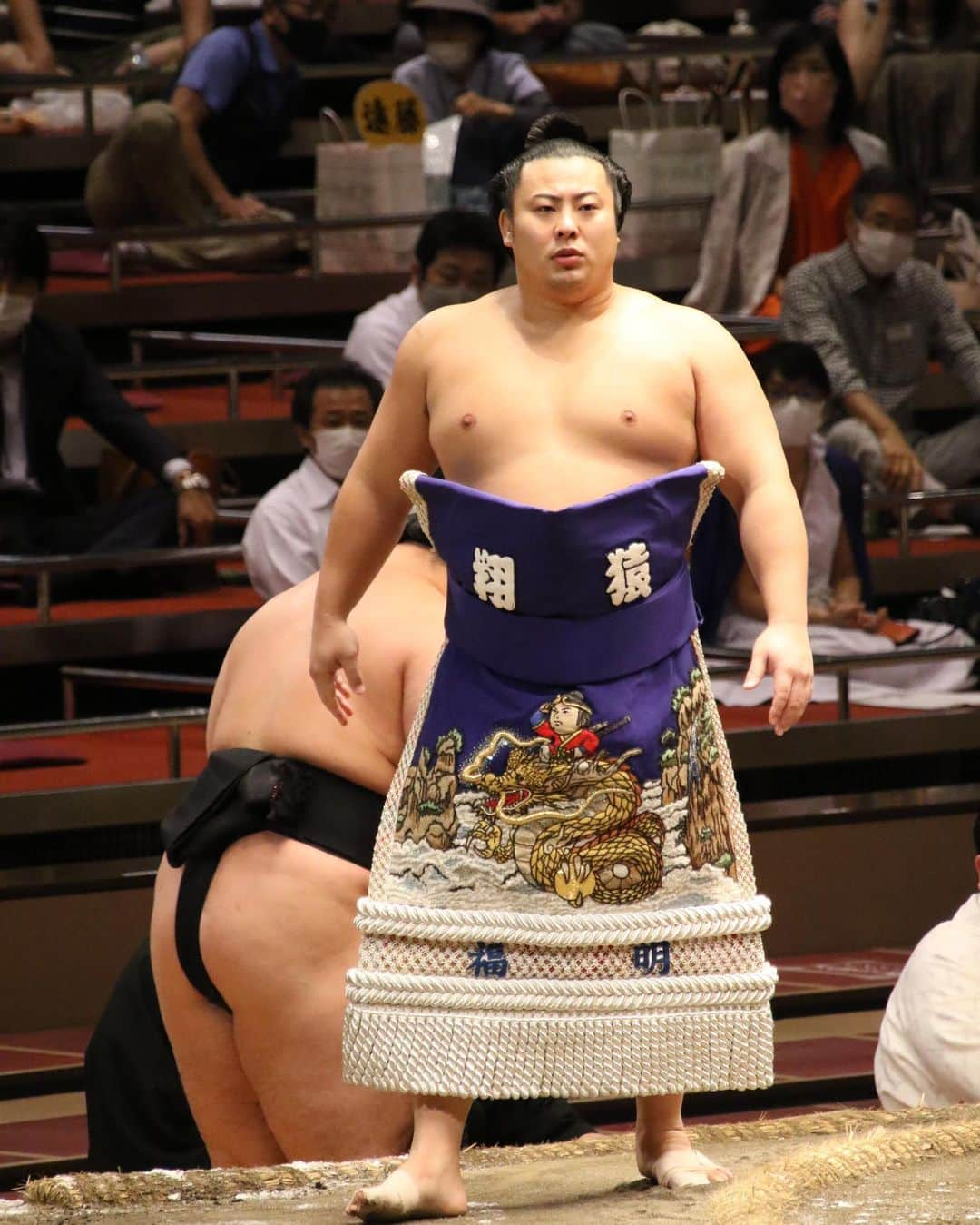 日本相撲協会さんのインスタグラム写真 - (日本相撲協会Instagram)「今場所の土俵入りの様子。関取が締める化粧廻しは、関取の出身地や四股名にまつわるものなど、さまざまです。ぜひ化粧廻しにもご注目ください！  @sumokyokai  #大相撲 #sumo #相撲 #力士 #お相撲さん #スポーツの秋 #japanphoto #sumowrestlers #japanculture  #九月場所 #9月場所 #秋場所 #九月場所全力応援 #cooljapan」9月20日 13時57分 - sumokyokai