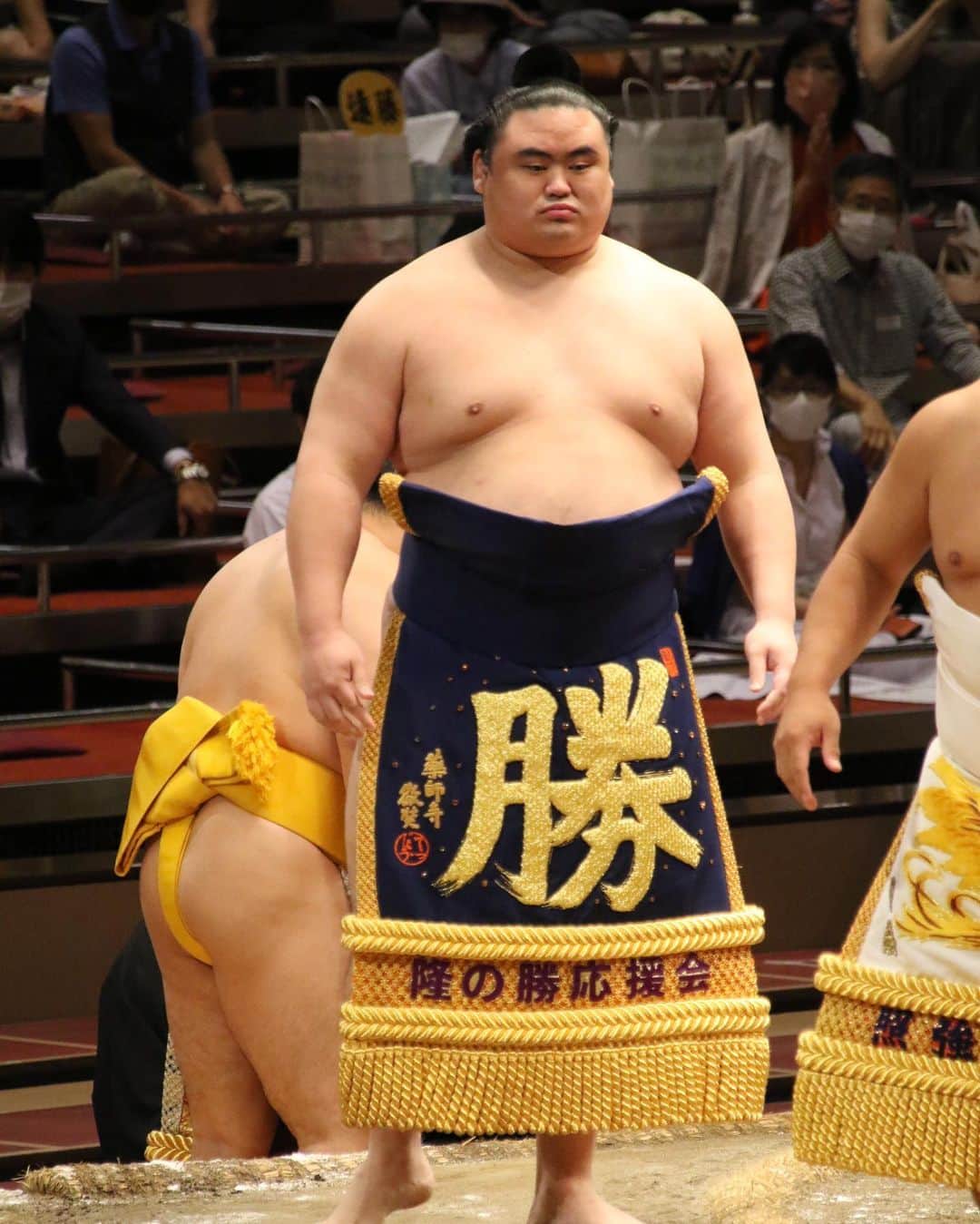 日本相撲協会さんのインスタグラム写真 - (日本相撲協会Instagram)「今場所の土俵入りの様子。関取が締める化粧廻しは、関取の出身地や四股名にまつわるものなど、さまざまです。ぜひ化粧廻しにもご注目ください！  @sumokyokai  #大相撲 #sumo #相撲 #力士 #お相撲さん #スポーツの秋 #japanphoto #sumowrestlers #japanculture  #九月場所 #9月場所 #秋場所 #九月場所全力応援 #cooljapan」9月20日 13時57分 - sumokyokai