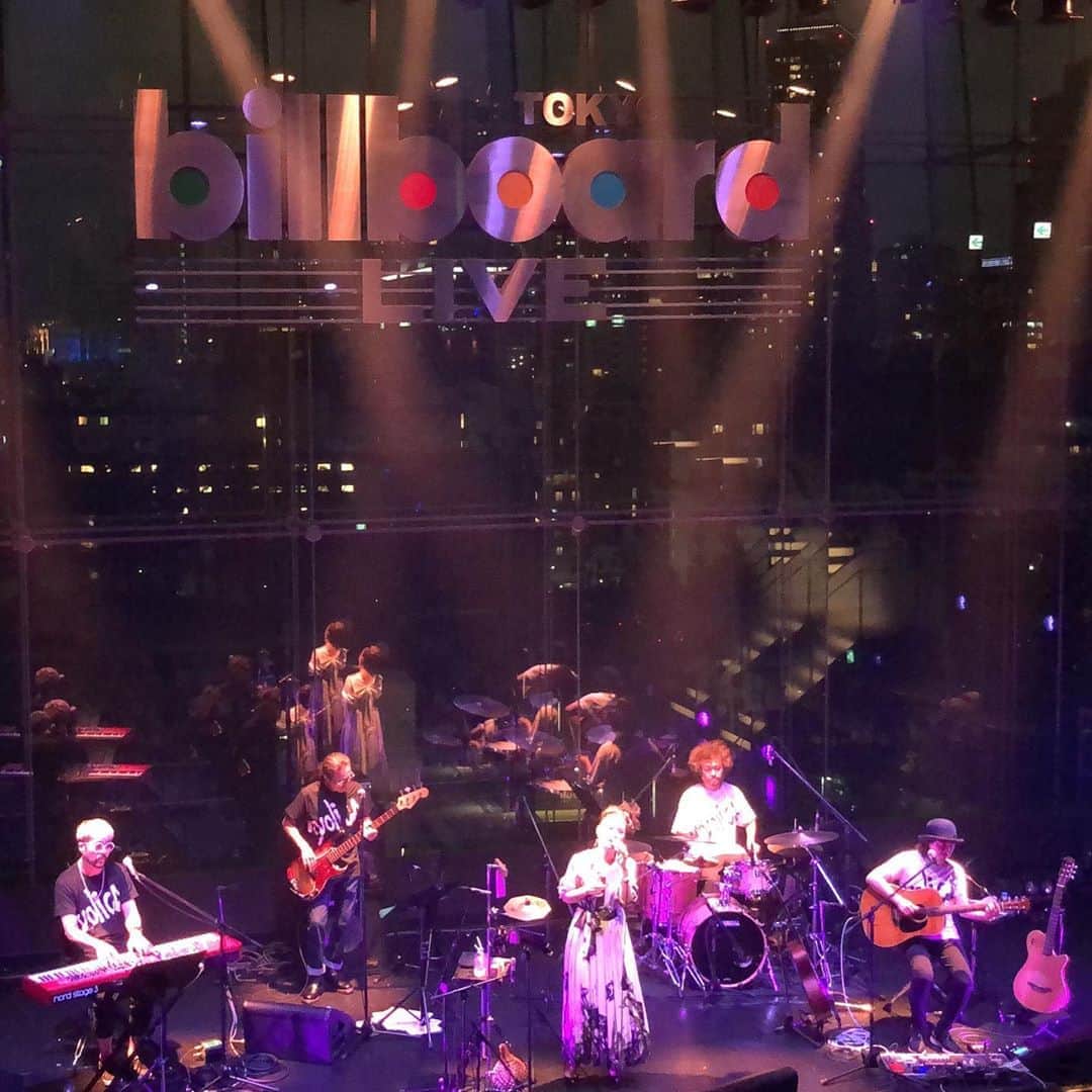 azumiのインスタグラム：「昨夜のビルボードライブ東京にお越しくださった皆様、ありがとうございました！夢だったビルボードでのライブで夢のような時間を過ごせました。 バンドのみんなも本当にカッコよくて、楽しくて楽しくて、終わって欲しくなかったです。 夢が叶うって幸せなことだなあ…。 また『さあいこう』をみんなで歌える日が来ますように。 ビルボードの皆さま、万全の対策で対応してくださりありがとうございました！ さあ来月は大阪ーーーー！ カレーたこ焼きオムライス🍛🐙🥚」