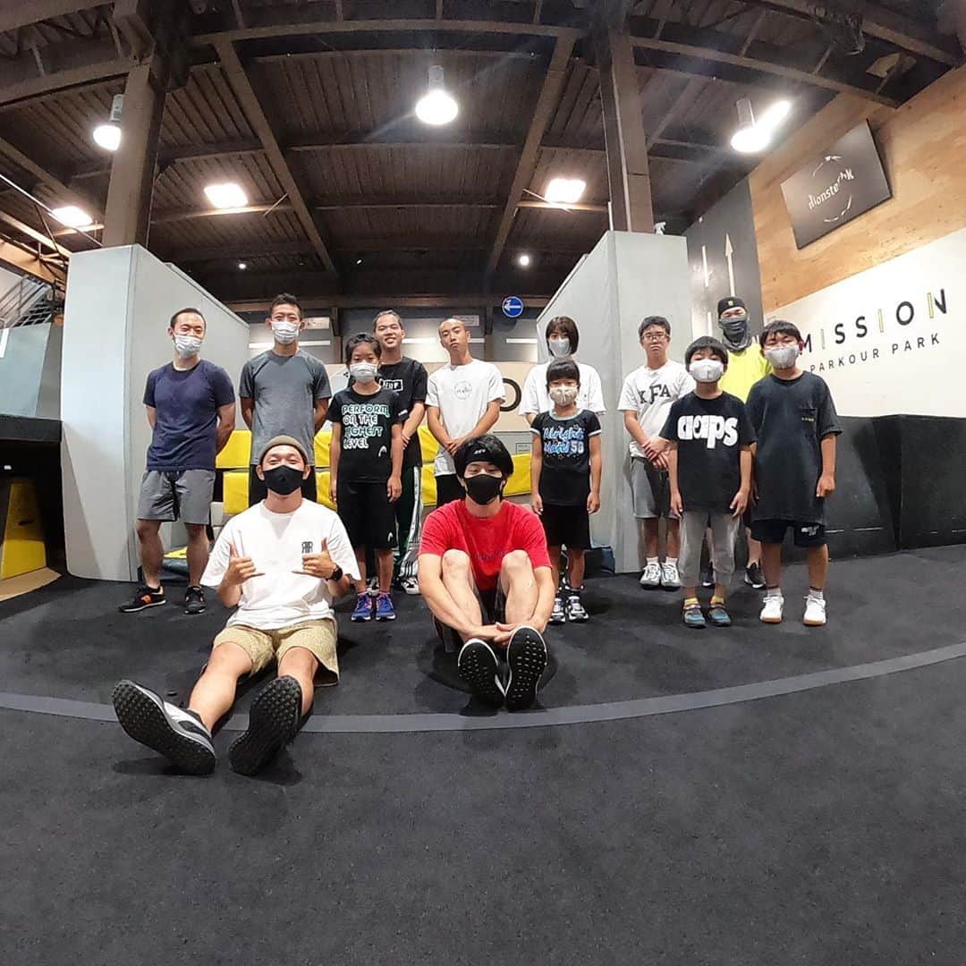安床武士のインスタグラム：「Inlineskate & Parkour workshop with @yuutarouparkour ✨ Thank you @missiontokyo !!  身体を格好良く動かす難しさと楽しさ。 インラインスケートとパルクールの共通したところはここだな、と今日参加して下さった方々を見ていて実感しました！  間違いなく良い混ざり方ができるカルチャー同士。  内容濃くあっという間の1時間半でした✨ ゆうたろう君、素晴らしいコーチングありがとう！  延期したにも関わらずご参加して頂いた皆様ありがとうございました！  第二弾も計画していきます。 インラインスケートの方もレッスンなど再開していきますのでこれからも宜しくお願いします🙌  📷 @natsu.yasui . #missionparkourparktokyo #rollerblading #inlineskate #parkour #mixture #インラインスケート #ローラーブレード #パルクール #文化交流」