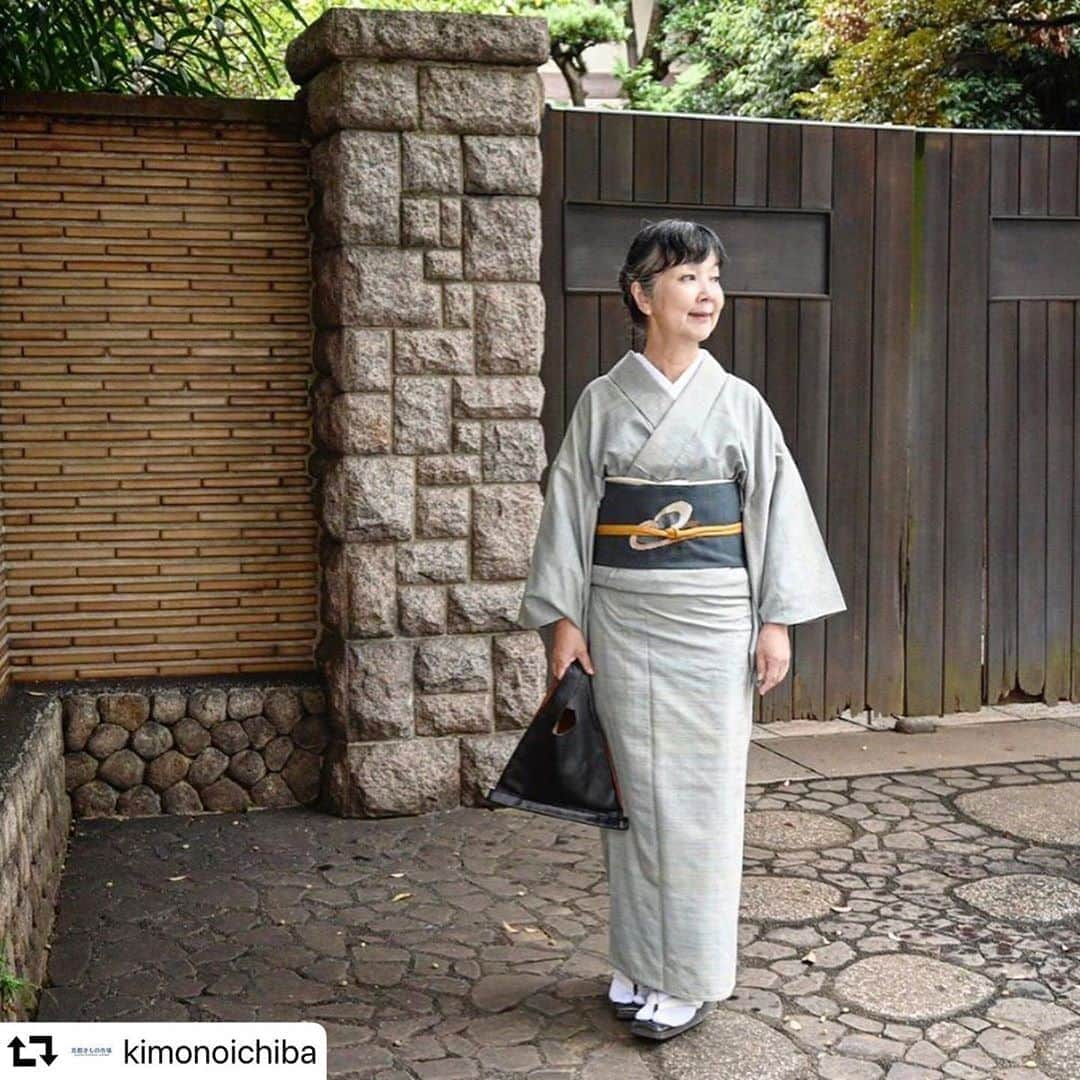 山崎陽子さんのインスタグラム写真 - (山崎陽子Instagram)「リポストさせていただきます。 きものと連載「つむぎみち」第10回。 photo by #佐伯敦子 #atsukosasaki @yunahica   #repost @kimonoichiba ・・・  少しずつ秋が進んで9月も後半。初夏から梅雨、盛夏、初秋と長い期間、しゃりっ、ひやっとした風合いの着物を着てきたせいか、優しい真綿紬の単衣が格別に感じられます。﻿ 山形県の置賜地域、白鷹・長井・米沢で織られる紬は昔から質がよいことで知られています。それぞれの産地ごとに特色がありますが、ことに紅花染めは最上川流域の米沢が盛んで、紅花紬といえば米沢が思い浮かびます。﻿ ﻿ ✨きものと【new!】﻿ 紅色と黄色が優しい、紅花染めの置賜紬 ﻿ 「つむぎみち」 vol.10﻿ ﻿ →コラムへはプロフィール欄のリンクよりどうぞ！﻿ ﻿ @yhyamasaki﻿ 季語とともに綴られる、静かに美しい「着物のある日常」。﻿ ﻿ #つむぎみち﻿ #山崎陽子﻿ #洛風林﻿ #置賜紬﻿ #道明﻿ #きものと﻿ #きものコーディネート﻿ #着物﻿ #着物コーディネート﻿ #着物好きな人と繋がりたい﻿ #京都きもの市場﻿」9月20日 14時07分 - yhyamasaki