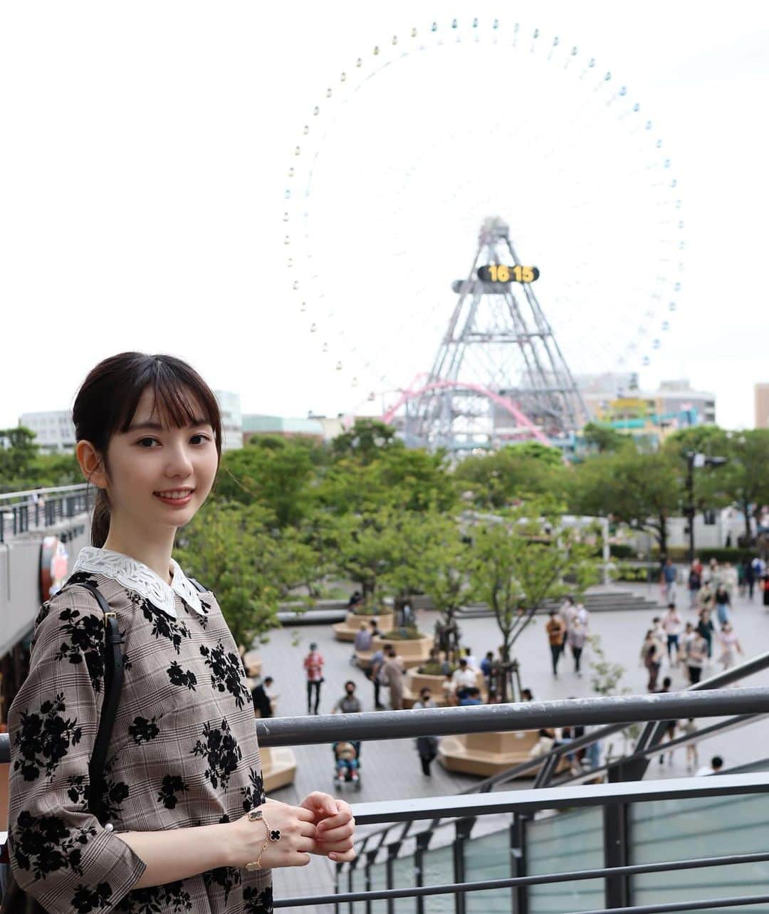 漆畑瑠菜のインスタグラム：「楽しかった♥ ななこが撮ってくれた📸 ・ #横浜#みなとみらい#コスモワールド #馬車道#ルミネ横浜#買い物 #撮影#一眼レフ#ポートレート #camera#canon#canonphotography」