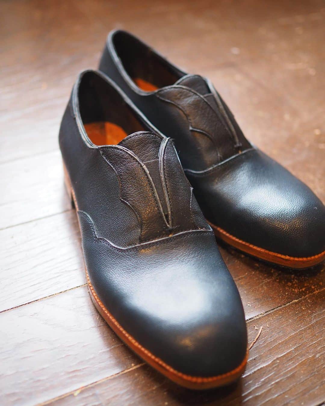 花田優一さんのインスタグラム写真 - (花田優一Instagram)「、﻿ 婦人用短靴﻿ ﻿ 紐なしの履きやすい 軽い靴を﻿ ということで﻿ 柔らかいカーフという革﻿ ﻿ で作った靴。﻿ ﻿ ﻿ ﻿ 「靴やめたんですか」﻿ だの﻿くだらない質問。 肩書だけにこだわる、くだらない文化。   ﻿ 靴でも絵でも、歌でもなんでも﻿ 俺の作品にしっかり触れてから文句言えよ。 ﻿ 今しか残せないものを残してる ﻿  ﻿#shoes #花田優一 #craftsman #craftsmanship ﻿ ﻿ ﻿ ﻿」9月20日 14時21分 - yuichihanada_official