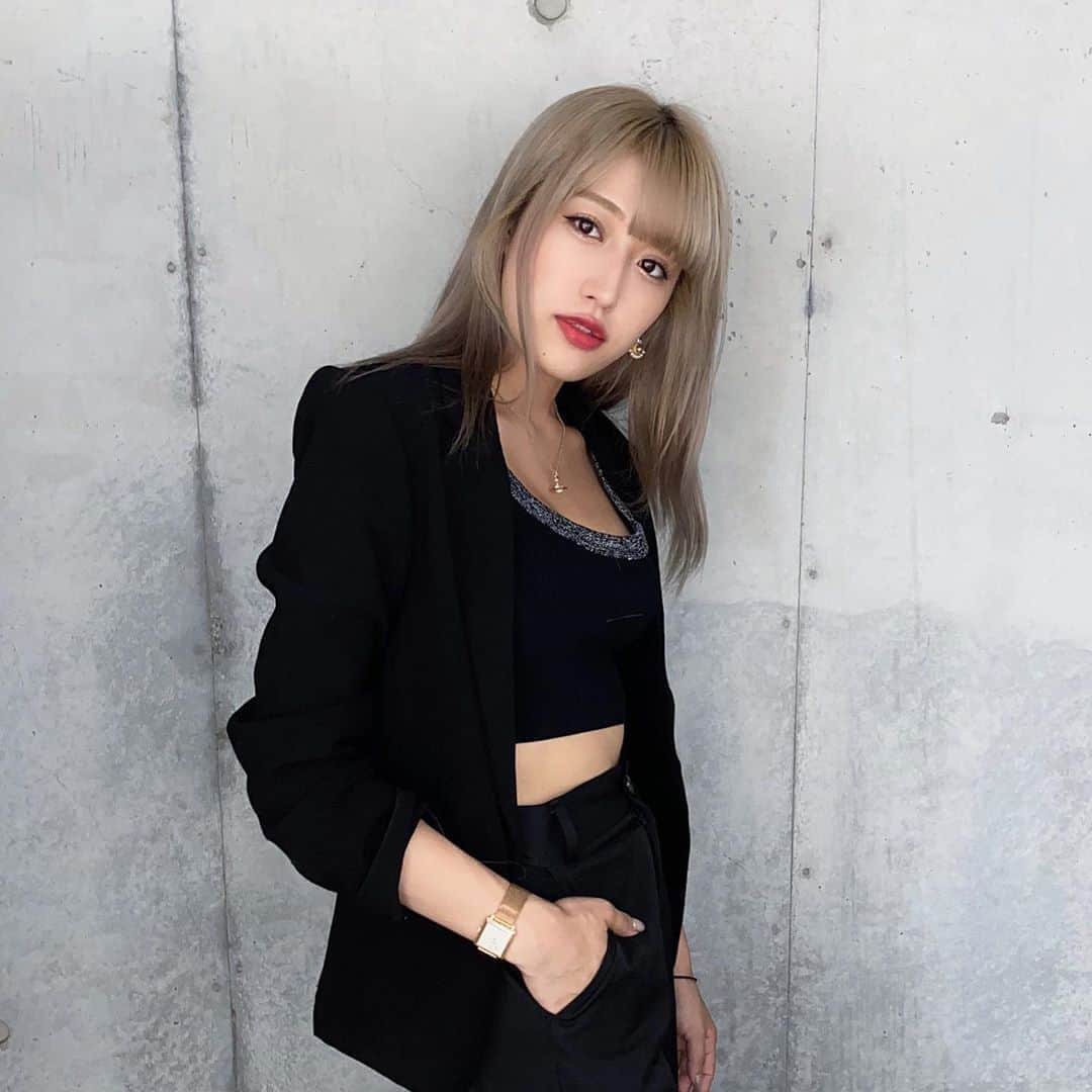 のインスタグラム：「ブラック🖤🖤🖤 おはよう！今日は配信おやすみだよ！ 日曜日なにしてるのーーーー？？？ 今日寒くない？？☃️ . . #ファッション#東京#かわいい #ネイル#ありがとう#大好き#モデル#コーデ#撮影#ヘアアレンジ#メイク#ブラック#pococha#ライバー#ライブ配信#ビジョラボ#美女図鑑#ビジョ図鑑#ビジョビ#ootd#fashion#kawaii#outfit#ザラジョ#ベルシュカ#インフルエンサー#モデル#美容#可愛い子と繋がりたい#インスタ加工#撮影モデル」