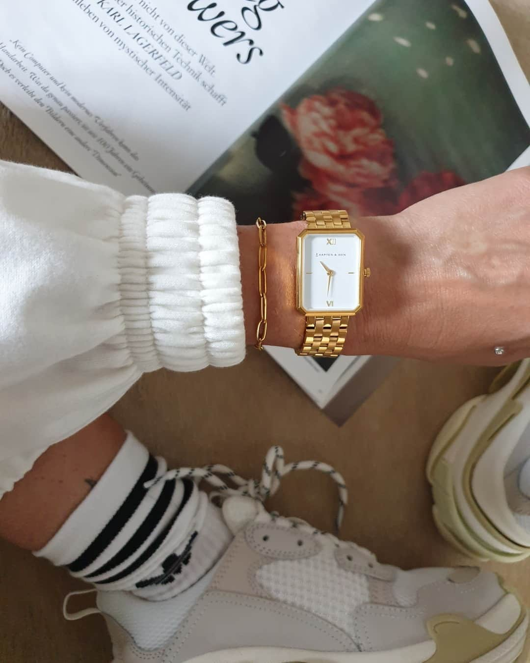 Kapten & Sonさんのインスタグラム写真 - (Kapten & SonInstagram)「'Sundays are golden.' 💫 Happy sunday, Kaptens! @ju.st.style highlights her cozy outfit with our beautiful watch Grace Gold "Steel". 😍 #bekapten #kaptenandson⁠ .⁠ .⁠ .⁠ #style #inspiration #sundays #sundaymood #cozy #outfitinspiration #ootd #fashion #fashionlover #details #accessoires #bern #switzerland」9月20日 14時30分 - kaptenandson