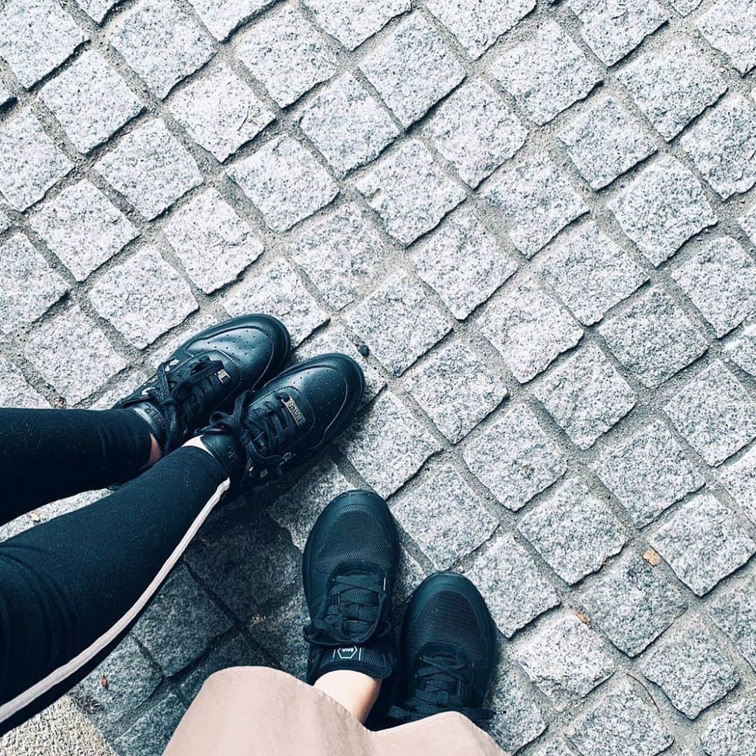 中根麗子さんのインスタグラム写真 - (中根麗子Instagram)「BALR.のスニーカー 頂きました💗  ありがとうございます💗 合わせやすくて 可愛い💗  麗奈の方が足は大きいけど 私は大きめで履くのが好きだから シェア出来る💗  身長はまだ私の方が大きいけど もうすぐぬかされるんだろうなぁ。  #balr. #balr  #black  #sneakers  #love #中学一年生」9月20日 14時22分 - reiko_nakane