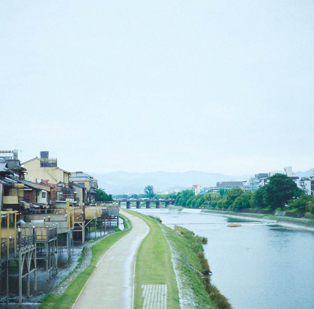 HOUYHNHNM／フイナムさんのインスタグラム写真 - (HOUYHNHNM／フイナムInstagram)「「いま、京都がアツい！」﻿ ﻿ あっちこっちから、そんな声をよく耳にしていたけれど、京都のイメージは「はんなり、おおきに、舞妓はん」ってイメージのまま、思考停止していた。﻿ ﻿ しかし、知れば知るほど、掘れば掘るほど、この街は新しいことだらけで卑怯なほどにオモロい！﻿ ﻿ ファッション、焼きそば、チューハイ、銭湯、アートホテル。﻿ ﻿ 5つのトピックスをフイナム的視点で切り取り、"ヒップな京都の歩き方"をまとめてみました。﻿ ﻿ 待ちに待った4連休。京都で最高にヒップな休日を！﻿ ﻿ https://www.houyhnhnm.jp/feature/388105/﻿ ﻿ #LIFESTYLE #FASHION #KYOTO﻿ #京都 #グルメ #チューハイ #ホテル #銭湯﻿ ﻿ ﻿ ﻿ ﻿ ﻿」9月20日 14時22分 - houyhnhnm_official