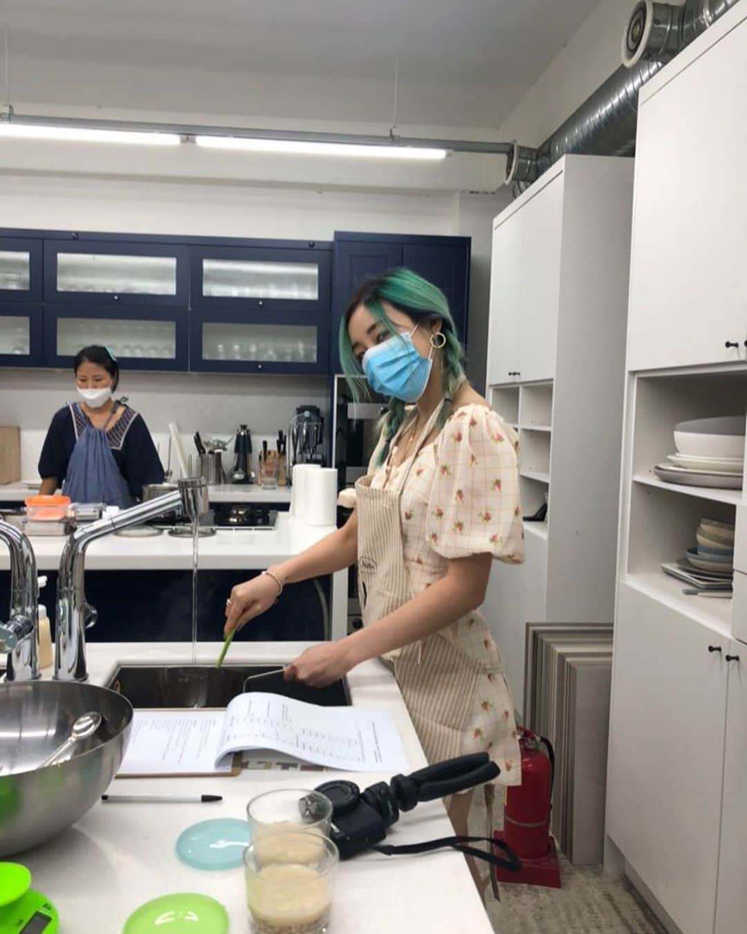 アシュリさんのインスタグラム写真 - (アシュリInstagram)「The time I took a vegan cooking class w/ @joanday 🌱👩🏻‍🍳 We made no-bake Jeju citrus pudding custard cake & cherry tomato garden herb marinade ☺️ #비건쿠킹클래스 ✌🏻」9月20日 14時27分 - ashleybchoi