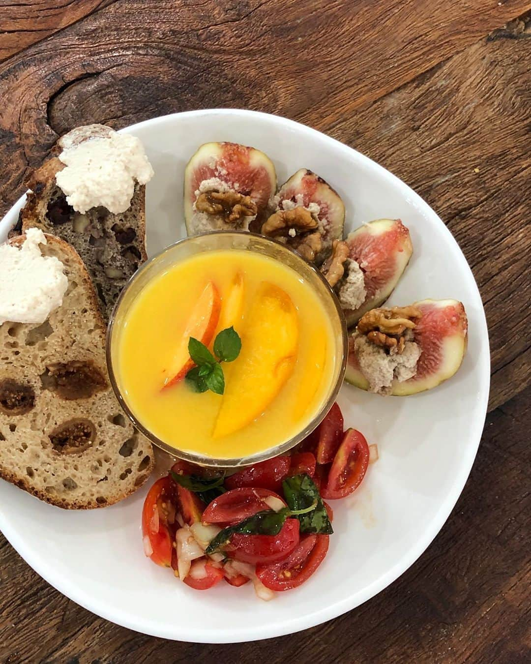 アシュリさんのインスタグラム写真 - (アシュリInstagram)「The time I took a vegan cooking class w/ @joanday 🌱👩🏻‍🍳 We made no-bake Jeju citrus pudding custard cake & cherry tomato garden herb marinade ☺️ #비건쿠킹클래스 ✌🏻」9月20日 14時27分 - ashleybchoi