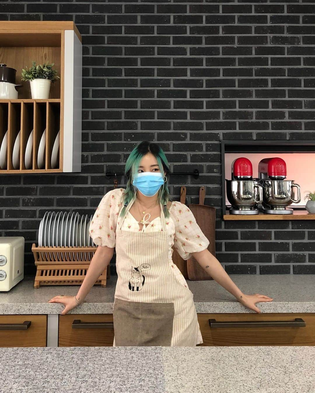 アシュリさんのインスタグラム写真 - (アシュリInstagram)「The time I took a vegan cooking class w/ @joanday 🌱👩🏻‍🍳 We made no-bake Jeju citrus pudding custard cake & cherry tomato garden herb marinade ☺️ #비건쿠킹클래스 ✌🏻」9月20日 14時27分 - ashleybchoi