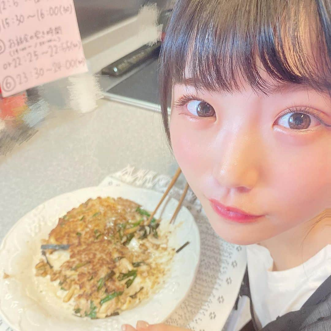 出口結菜さんのインスタグラム写真 - (出口結菜Instagram)「《🏠#お家　#エモスト》﻿ ﻿ ﻿ SHOWROOMのイベントでお料理配信❕❕﻿ ﻿ ﻿ 出口家がよく作る、簡単お料理を紹介しました✨﻿ ﻿ ﻿ 【🥟うどん餃子🥟】﻿ ﻿ 《うどん餃子の材料》﻿ ・ニラ🥬﻿ ・豚ミンチ🐽（合い挽き肉でも🙆‍♀️）﻿ ・卵1個🥚﻿ ・うどん1玉（ゆで）﻿ ・塩胡椒、﻿ 　醤油、料理酒（大さじ1ずつ）﻿ ﻿ ﻿ ①豚ミンチに塩胡椒、料理酒、醤油を入れて混ぜる！﻿ ﻿ ②ニラとうどんを好きなサイズに切る！﻿ ﻿ ③豚ミンチに卵入れて混ぜる﻿ →そのあとにニラとうどんを入れてまた混ぜる！﻿ ﻿ ④いい感じに混ざったら空気を抜く感じで押さえつける！！！﻿ ﻿ ⑤フライパンに油を引いて、好きな大きさで焼く！﻿ ﻿ 🔥弱火で蓋をして片面4分ぐらい！﻿ ﻿ ﻿ ﻿ ﻿ 焼けたら、ドレッシングをかけるて食べる！﻿ ﻿ ・ゴマドレッシング﻿ ・ポン酢！﻿ ﻿ ・餃子のタレやラー油﻿ ・麺汁﻿ ・青じそドレッシング﻿ ・お酢﻿ ﻿ 色んなドレッシングに合うと思うので、是非好きな組み合わせで食べてみてください❣️﻿ ﻿ ﻿ ﻿ ﻿ ﻿ また料理配信したいなぁ、、﻿ ﻿ ﻿ ﻿ ﻿ ﻿ また、27日まで、SHOWROOMイベントに参加していて上位5人は【テレビのロケ】に行くことができます❣️﻿ ﻿ 是非、　﻿ 星投げ、カウント、ギフト、、﻿ よろしくお願いします😖⭐️﻿ ﻿ ﻿ ロケに沢山行くことが加入当初からの目標で、﻿ ﻿ またロケに行くことで新しいグルメにも出会える？！かもしれないので🥺🥺🥺﻿ ﻿ ﻿ ﻿ 応援よろしくお願いします😭❣️﻿ ﻿ そして、力を貸してくださっている皆さん、﻿ いつも本当にありがとうございます🥺﻿ ﻿ ﻿ ﻿ #showroom #イベント #参加中 #ロケ #行きたい #❣️ #ライブ配信  #おうち時間 #料理 #料理記録 #料理写真 #ズボラ飯 #ズボラレシピ #簡単レシピ #簡単料理 #料理上手になりたい #時短料理 #食べ物 #食べ物グラム #食べ物好きな人と繋がりたい  #ポニーテール #エプロン #アイドル#うどん餃子  #instafood #instagood  #food #ラビ飯  ﻿」9月20日 14時35分 - yui_laby0622