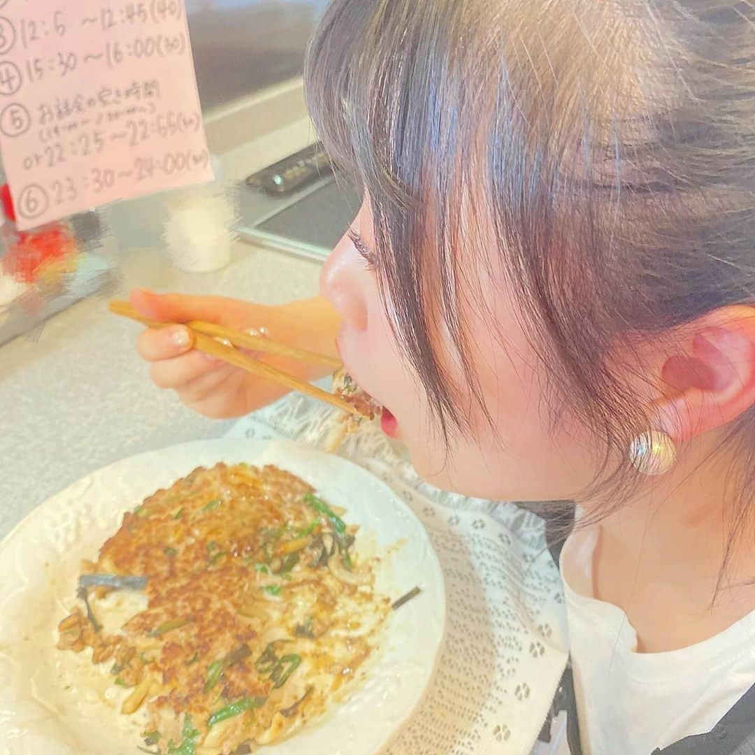 出口結菜さんのインスタグラム写真 - (出口結菜Instagram)「《🏠#お家　#エモスト》﻿ ﻿ ﻿ SHOWROOMのイベントでお料理配信❕❕﻿ ﻿ ﻿ 出口家がよく作る、簡単お料理を紹介しました✨﻿ ﻿ ﻿ 【🥟うどん餃子🥟】﻿ ﻿ 《うどん餃子の材料》﻿ ・ニラ🥬﻿ ・豚ミンチ🐽（合い挽き肉でも🙆‍♀️）﻿ ・卵1個🥚﻿ ・うどん1玉（ゆで）﻿ ・塩胡椒、﻿ 　醤油、料理酒（大さじ1ずつ）﻿ ﻿ ﻿ ①豚ミンチに塩胡椒、料理酒、醤油を入れて混ぜる！﻿ ﻿ ②ニラとうどんを好きなサイズに切る！﻿ ﻿ ③豚ミンチに卵入れて混ぜる﻿ →そのあとにニラとうどんを入れてまた混ぜる！﻿ ﻿ ④いい感じに混ざったら空気を抜く感じで押さえつける！！！﻿ ﻿ ⑤フライパンに油を引いて、好きな大きさで焼く！﻿ ﻿ 🔥弱火で蓋をして片面4分ぐらい！﻿ ﻿ ﻿ ﻿ ﻿ 焼けたら、ドレッシングをかけるて食べる！﻿ ﻿ ・ゴマドレッシング﻿ ・ポン酢！﻿ ﻿ ・餃子のタレやラー油﻿ ・麺汁﻿ ・青じそドレッシング﻿ ・お酢﻿ ﻿ 色んなドレッシングに合うと思うので、是非好きな組み合わせで食べてみてください❣️﻿ ﻿ ﻿ ﻿ ﻿ ﻿ また料理配信したいなぁ、、﻿ ﻿ ﻿ ﻿ ﻿ ﻿ また、27日まで、SHOWROOMイベントに参加していて上位5人は【テレビのロケ】に行くことができます❣️﻿ ﻿ 是非、　﻿ 星投げ、カウント、ギフト、、﻿ よろしくお願いします😖⭐️﻿ ﻿ ﻿ ロケに沢山行くことが加入当初からの目標で、﻿ ﻿ またロケに行くことで新しいグルメにも出会える？！かもしれないので🥺🥺🥺﻿ ﻿ ﻿ ﻿ 応援よろしくお願いします😭❣️﻿ ﻿ そして、力を貸してくださっている皆さん、﻿ いつも本当にありがとうございます🥺﻿ ﻿ ﻿ ﻿ #showroom #イベント #参加中 #ロケ #行きたい #❣️ #ライブ配信  #おうち時間 #料理 #料理記録 #料理写真 #ズボラ飯 #ズボラレシピ #簡単レシピ #簡単料理 #料理上手になりたい #時短料理 #食べ物 #食べ物グラム #食べ物好きな人と繋がりたい  #ポニーテール #エプロン #アイドル#うどん餃子  #instafood #instagood  #food #ラビ飯  ﻿」9月20日 14時35分 - yui_laby0622