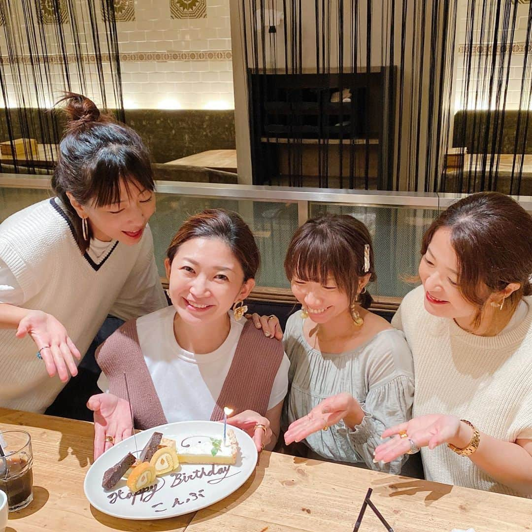 ayakonbubuさんのインスタグラム写真 - (ayakonbubuInstagram)「先日　41歳の誕生日を迎えました😍❗️ みんなに#お誕生日会　でお祝いしてもらえて　本当に　嬉しかったなぁ💕 35歳くらいから　歳がどんどん覚えられなくなってくる🤣🤣🤣  (pic1ー5) @harunya0129  @amigo.amigo.5205622  @sayumikikuno  @l.lily1013   #表参道ランチ  @clintonstreetbakingcompany  #clintonstreetbakingcompany  パンケーキも サンドウィッチも エッグベネディクトも ポテトも オムレツもめちゃ美味しい🥰 この日は個室だったんだけど、小さい子のいるママには嬉しいよね🥳💕 #パンケーキ #クリントンストリートベイキングカンパニー   (pic6ー7) @harunya0129  @aiuzura  @inoyuu07  はるにゃ二回もありがとう🤣💕💕💕 プレートのこんぶ　って名前に愛を感じた❤️🤣  最後は　#誕生日当日 #旦那とランチ   ありがたいなぁ😭 オシャレで　綺麗で　でも全然気取ってなくて　話やすいし、相談もできるし愚痴れるし💕 いい友達に恵まれて　私は幸せだなぁ❤️❤️❤️ ありがとう⭐️⭐️⭐️  カフェ#カフェ巡り#誕生日#サプライズ#カフェスタグラム#個室カフェ#omotesando #omotesandocafe #カフェご飯#ランチタイム#朝活#パンケーキ#パンケーキ部」9月20日 14時41分 - ayakonbubu