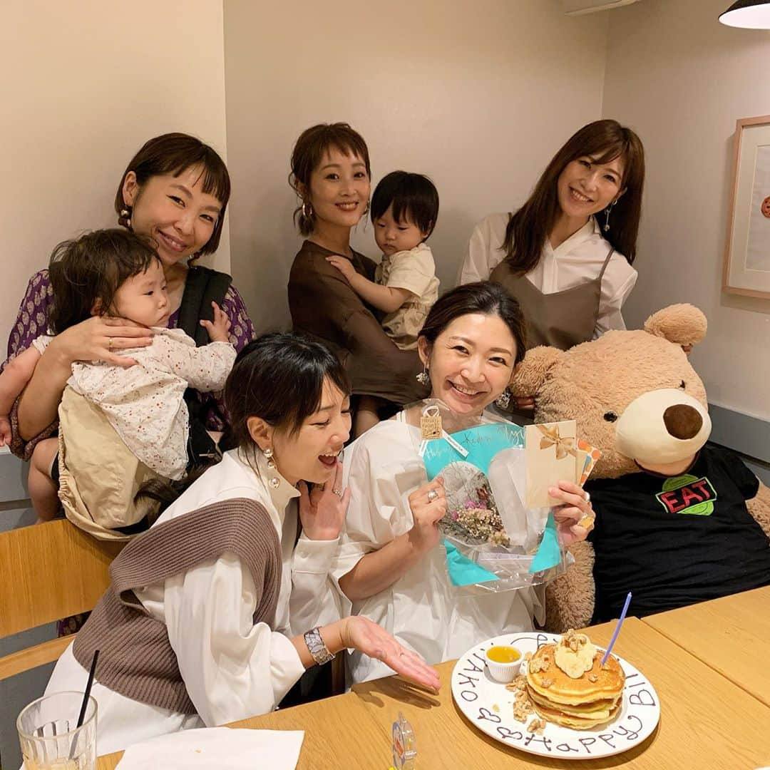 ayakonbubuさんのインスタグラム写真 - (ayakonbubuInstagram)「先日　41歳の誕生日を迎えました😍❗️ みんなに#お誕生日会　でお祝いしてもらえて　本当に　嬉しかったなぁ💕 35歳くらいから　歳がどんどん覚えられなくなってくる🤣🤣🤣  (pic1ー5) @harunya0129  @amigo.amigo.5205622  @sayumikikuno  @l.lily1013   #表参道ランチ  @clintonstreetbakingcompany  #clintonstreetbakingcompany  パンケーキも サンドウィッチも エッグベネディクトも ポテトも オムレツもめちゃ美味しい🥰 この日は個室だったんだけど、小さい子のいるママには嬉しいよね🥳💕 #パンケーキ #クリントンストリートベイキングカンパニー   (pic6ー7) @harunya0129  @aiuzura  @inoyuu07  はるにゃ二回もありがとう🤣💕💕💕 プレートのこんぶ　って名前に愛を感じた❤️🤣  最後は　#誕生日当日 #旦那とランチ   ありがたいなぁ😭 オシャレで　綺麗で　でも全然気取ってなくて　話やすいし、相談もできるし愚痴れるし💕 いい友達に恵まれて　私は幸せだなぁ❤️❤️❤️ ありがとう⭐️⭐️⭐️  カフェ#カフェ巡り#誕生日#サプライズ#カフェスタグラム#個室カフェ#omotesando #omotesandocafe #カフェご飯#ランチタイム#朝活#パンケーキ#パンケーキ部」9月20日 14時41分 - ayakonbubu