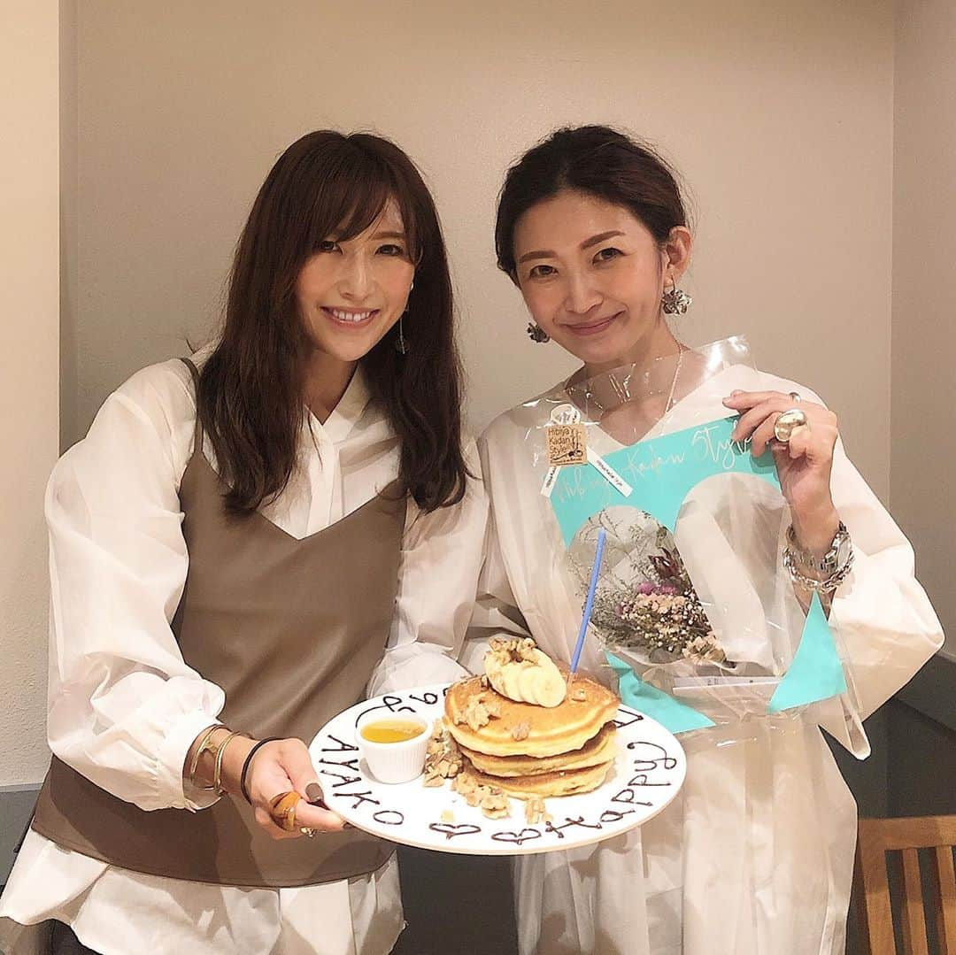 ayakonbubuさんのインスタグラム写真 - (ayakonbubuInstagram)「先日　41歳の誕生日を迎えました😍❗️ みんなに#お誕生日会　でお祝いしてもらえて　本当に　嬉しかったなぁ💕 35歳くらいから　歳がどんどん覚えられなくなってくる🤣🤣🤣  (pic1ー5) @harunya0129  @amigo.amigo.5205622  @sayumikikuno  @l.lily1013   #表参道ランチ  @clintonstreetbakingcompany  #clintonstreetbakingcompany  パンケーキも サンドウィッチも エッグベネディクトも ポテトも オムレツもめちゃ美味しい🥰 この日は個室だったんだけど、小さい子のいるママには嬉しいよね🥳💕 #パンケーキ #クリントンストリートベイキングカンパニー   (pic6ー7) @harunya0129  @aiuzura  @inoyuu07  はるにゃ二回もありがとう🤣💕💕💕 プレートのこんぶ　って名前に愛を感じた❤️🤣  最後は　#誕生日当日 #旦那とランチ   ありがたいなぁ😭 オシャレで　綺麗で　でも全然気取ってなくて　話やすいし、相談もできるし愚痴れるし💕 いい友達に恵まれて　私は幸せだなぁ❤️❤️❤️ ありがとう⭐️⭐️⭐️  カフェ#カフェ巡り#誕生日#サプライズ#カフェスタグラム#個室カフェ#omotesando #omotesandocafe #カフェご飯#ランチタイム#朝活#パンケーキ#パンケーキ部」9月20日 14時41分 - ayakonbubu