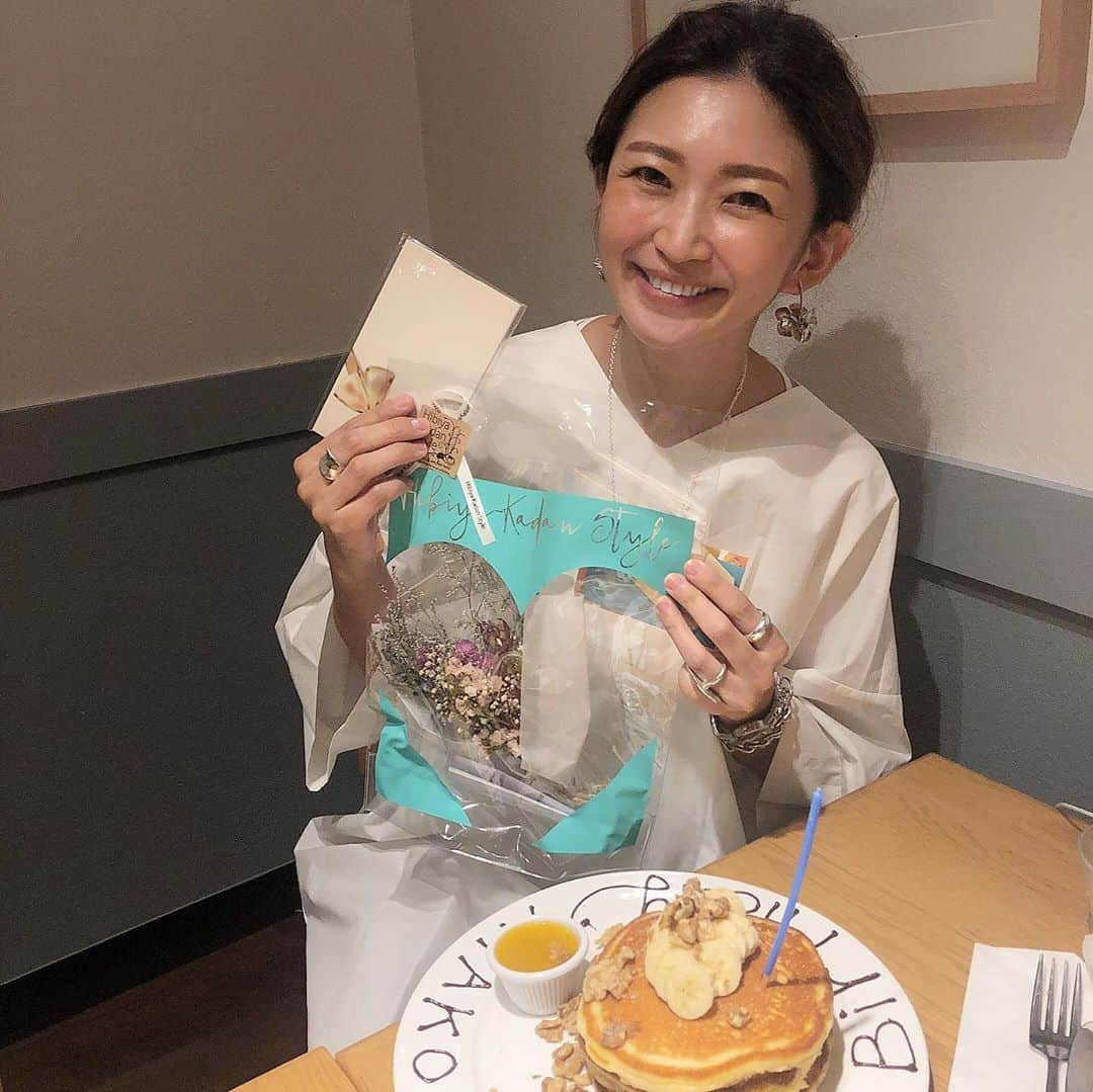 ayakonbubuさんのインスタグラム写真 - (ayakonbubuInstagram)「先日　41歳の誕生日を迎えました😍❗️ みんなに#お誕生日会　でお祝いしてもらえて　本当に　嬉しかったなぁ💕 35歳くらいから　歳がどんどん覚えられなくなってくる🤣🤣🤣  (pic1ー5) @harunya0129  @amigo.amigo.5205622  @sayumikikuno  @l.lily1013   #表参道ランチ  @clintonstreetbakingcompany  #clintonstreetbakingcompany  パンケーキも サンドウィッチも エッグベネディクトも ポテトも オムレツもめちゃ美味しい🥰 この日は個室だったんだけど、小さい子のいるママには嬉しいよね🥳💕 #パンケーキ #クリントンストリートベイキングカンパニー   (pic6ー7) @harunya0129  @aiuzura  @inoyuu07  はるにゃ二回もありがとう🤣💕💕💕 プレートのこんぶ　って名前に愛を感じた❤️🤣  最後は　#誕生日当日 #旦那とランチ   ありがたいなぁ😭 オシャレで　綺麗で　でも全然気取ってなくて　話やすいし、相談もできるし愚痴れるし💕 いい友達に恵まれて　私は幸せだなぁ❤️❤️❤️ ありがとう⭐️⭐️⭐️  カフェ#カフェ巡り#誕生日#サプライズ#カフェスタグラム#個室カフェ#omotesando #omotesandocafe #カフェご飯#ランチタイム#朝活#パンケーキ#パンケーキ部」9月20日 14時41分 - ayakonbubu