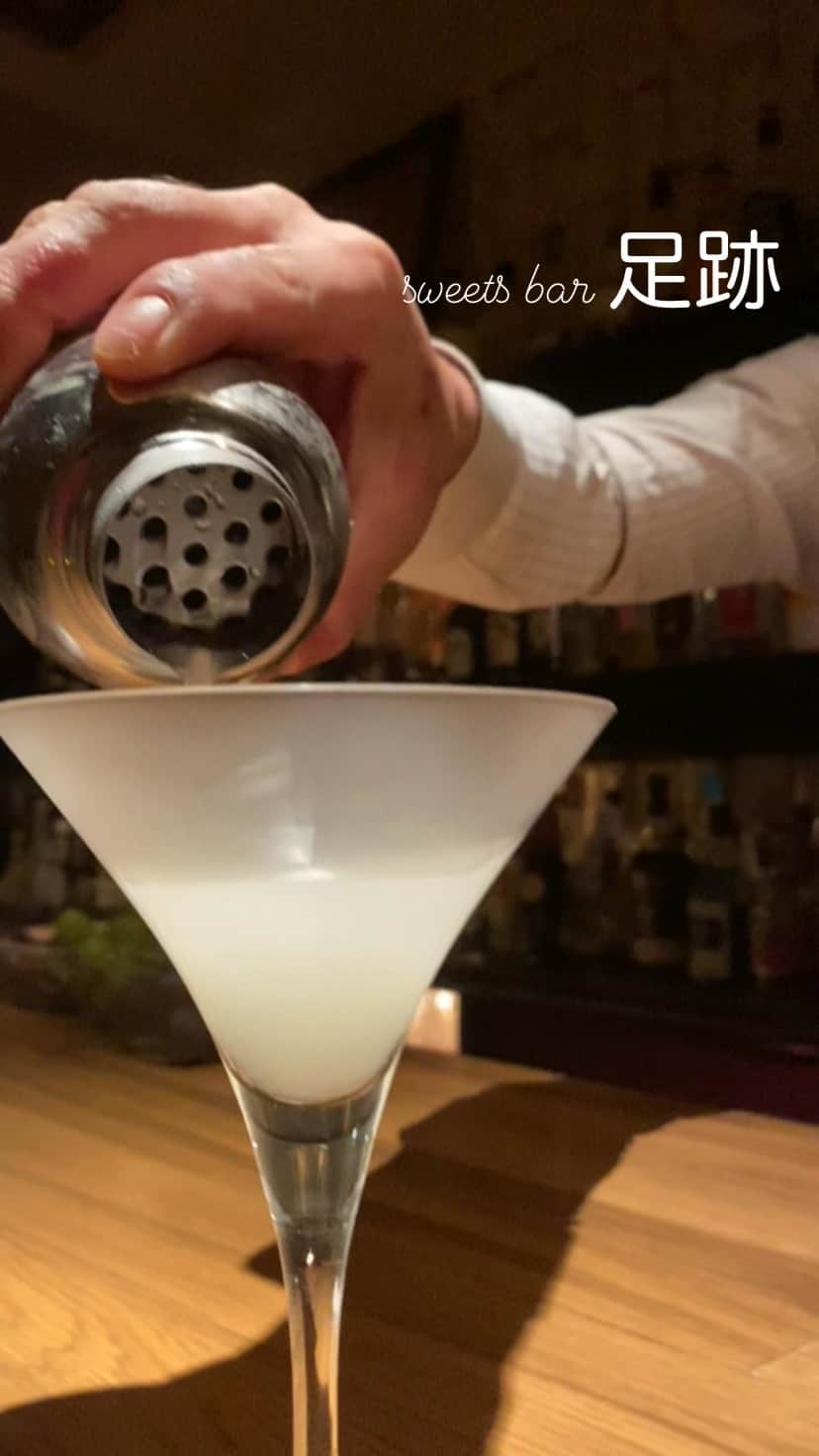 Bar足跡のインスタグラム：「お疲れ様です！！ ﻿ スタッフのさとるです！！ ﻿ ﻿ スイーツバー足音のInstagramアカウントはこちら↓﻿ @sweetsbar.ashioto  カクテルとスイーツを楽しむなら！！  皆様とお会いできることを楽しみに、 是非お待ちしておりまーす！！ ﻿ コロナ対策も継続して行っております！！﻿ ﻿ #スイーツバー三宮#スイーツバー神戸#スイーツバー#スイーツバー足跡#女子会#夜カフェ#夜カフェ三宮#スイーツ女子 #スイーツ男子#cake #chocolate#bar#カフェ#神戸カフェ#千鳥ノブ #sweets #千鳥 #sannomia #cafe#三宮女子会#インフルエンサー #三宮#インスタ映え#スイーツ好きな人と繋がりたい  #スイーツ好き #スイーツ#カフェ#三宮bar」