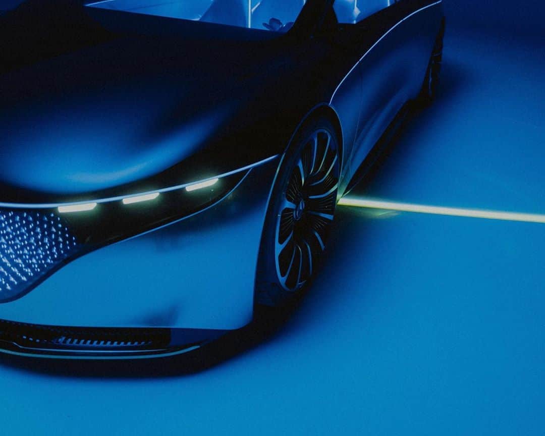 メルセデス・ベンツさんのインスタグラム写真 - (メルセデス・ベンツInstagram)「„I like sleek design. I like modern design. I like quietness.“ Mercedes-Benz teamed up with artist @kelvyncolt, who has been a part of the EQ Community for a while now. Here‘s a sneak peek on our joint music video for Colt‘s newest track „BENZ  I know“. Pictures by @dcmno #switchtoEQ #VisionEQS」9月20日 15時06分 - mercedesbenz