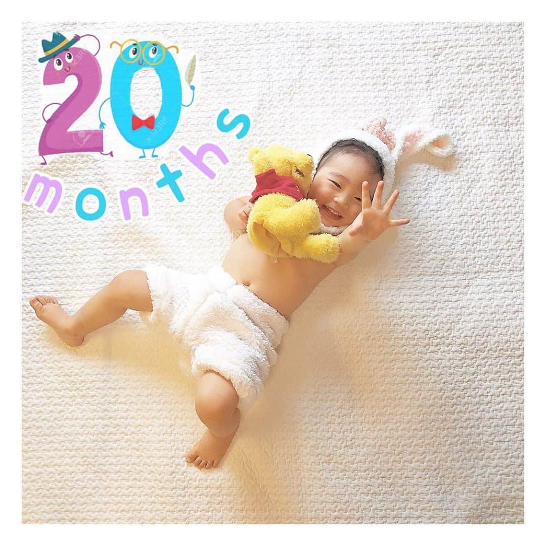 mamamizu.32さんのインスタグラム写真 - (mamamizu.32Instagram)「20months( 1.8mon )﻿ ﻿ ﻿ ﻿ ﻿ ━━━━━━━━━━━━━━━━━━✍🏻️﻿ ﻿ 成長記録☟☟☟☟﻿ ✔身長82cm 体重11.5㎏ 足 約14cm﻿ ✔おうちモンテ1ヶ月目 ベビパ2ヶ月目﻿ おうち英語8ヶ月目﻿ ✔夜は1人で寝かせることに(寝相問題)﻿ ✔キラキラ星にハマり腕や手に書いて欲しい﻿ と強請ってくる😂 ✔寝る時間遅め(というか昼寝長すぎ？)﻿ ✔ベルトを自分で締めるのにハマる﻿ ✔高いところに登るのが好き﻿ ✔カメのえさやり担当に任命﻿ ✔英語を見かけると、『えーふ！びー！』﻿ と英語っぽいことを言い出す﻿ ✔ベストキッズファイナルに向けて﻿ 本格的にレッスンスタート（リトミック）﻿ ✔犬LOVEがとまらない！犬のイラストや動画で発狂﻿ ✔cocomelon愛もとまらない！（YouTube）﻿ ✔私がお手伝いするとイヤイヤ！ってなる﻿ ✔話せる言葉↓﻿ あっちいこ！、アンパマいた！、わんっ🐶﻿ おぷ(open)あぷ（up）だーん(down)﻿ きあきあ(キラキラ) ぷいー(please)﻿ てぃっとん(tiktok) なんだもー(怒ってる時)﻿ おちちゃたねえ(落ちた時)﻿ どこどこだねぇ(探す時)﻿ ﻿ まだまだ少ないのでインプット容量が﻿ 多いか、我々の言葉のシャワーが少ないか、、﻿ 言葉のシャワー多めにして今月は取り組もう！﻿ 絵本頑張ろう😭😭😭😭﻿ 聞いてくれなくていつも心折れる(ﾟﾛﾟ)﻿ 英語はもうちょい、、なんか喋ってるけど﻿ 宇宙人すぎてわからない( •́ .̫ •̀ )﻿ ﻿ ﻿ ﻿ ﻿ ﻿ ﻿ 靴の履いたり脱いだりを今月は﻿ 集中して教えようかとおもいます！﻿ お洋服も自分で着るトレーニングしたいな！﻿ ﻿ ﻿ ﻿ ﻿ ﻿  #ゆずまるうさぎ #20monthsold  #1y8m #君とのベターデイズ  #ハピベビ #ベビ誕  #mybabygirl#myeverything#myprincess#momlife#babygirl#instababies#instamum#mygirl#iloveyou#babysmiles#mummysgirl#babylove #東京ママ#sango#ままべび#ベビメモリ#rainbowmamababy」9月20日 15時21分 - _____.m32yy