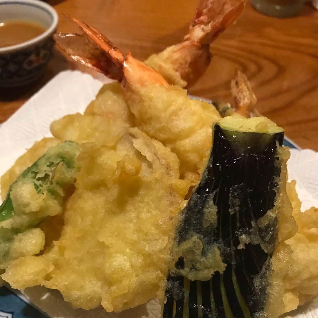 ハチミツ二郎さんのインスタグラム写真 - (ハチミツ二郎Instagram)「お墓参りの流れで鯉のあらいと天婦羅で一杯。陽の高いうちから。ここの鯉のあらいは最高美味かった。鰻は出てくるまで80分掛かったけど。  #魚庄本店」9月20日 15時22分 - jirohachimitsu