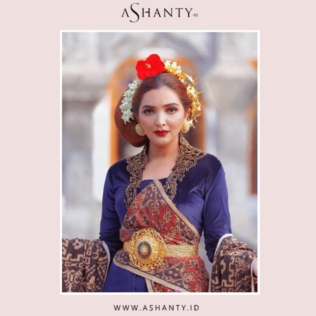 ASHANTY BEAUTY CREAM OFFICIALのインスタグラム：「Wajah mulus dengan pori - pori yang kecil membuat makeup terlihat semakin sempurna. Rutin merawat wajah menggunakan skincare by @ashantyid membuat wajah lebih bersih, mulus, bebas kusam ✨  _____________________________ Informasi dan pemesanan  Ashanty Beauty Cream Chat Via WA : WA: 081287388885 WA: 081293823950 WA: 087778489900 WA: 085781140354 ⚡️ Fast Respons Click Link On Bio Instagram @ashantyid ❣️ ______________________________ #ashantybeautycream #creamashanty #skincareashanty #skincare #skincareartis #skincarelokal #creamwajah #creamperawatanwajah #obatjerawat #jerawat #kosmetik #krimwajah #creamwajah #whiteningcream #ashantyid #ashanty」