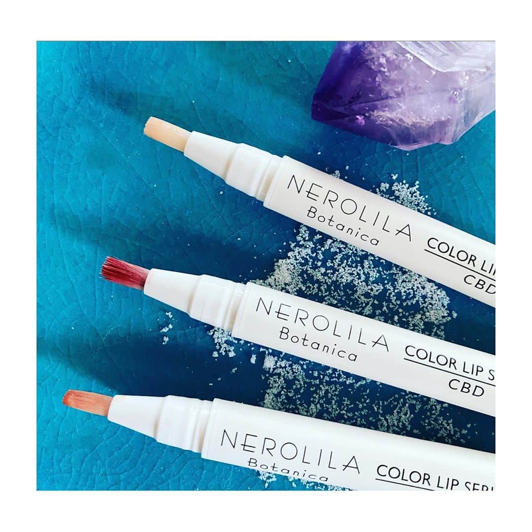 HiRAO INCのインスタグラム：「. NEROLILLA color lip serum🧡  さすがかずちゃん！ @kazukovalentine  唇にオンする度に、綺麗にヘルシーになるCBDいりリップセラムをつくってくれてありがとう。 つけ心地も軽くて滑らか、色もナチュラルに色づいて、味もしなくてパーフェクト。 ストレスや違和感が無いのが嬉しい。  2019年に限定発売して即完売したリッププランパーにCBDオイル*をプラス、ビタミンAやD、Eなども含まれているため、粘膜や肌の保護・保湿だけでなく、エイジングケアもできちゃう。  カラーも全部好み💕  #nerolilabotanica」