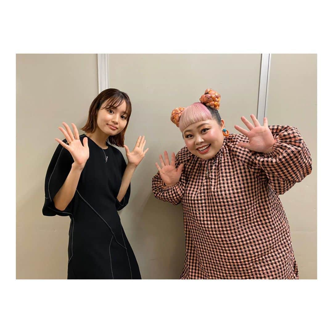 藤原さくらさんのインスタグラム写真 - (藤原さくらInstagram)「シブヤノオト ありがとうございました！ 写真は番組MCの渡辺直美さんと😚  Monsterでは 曲中でもコーラスで参加してくださった Hanah Springさん、Megさんが一緒にコーラスしてくださりました✌️ うれしい…  そしてトークで 漫画を描いたと話したのですが せっかく頑張ったので ホームページの方で公開されています〜  ひたすらくだらないですが 気になった方はぜひ。笑  ジャンルは少女漫画ホラーSFです  リンク、ストーリーに貼っときますね〜」9月20日 15時21分 - mammothsakura