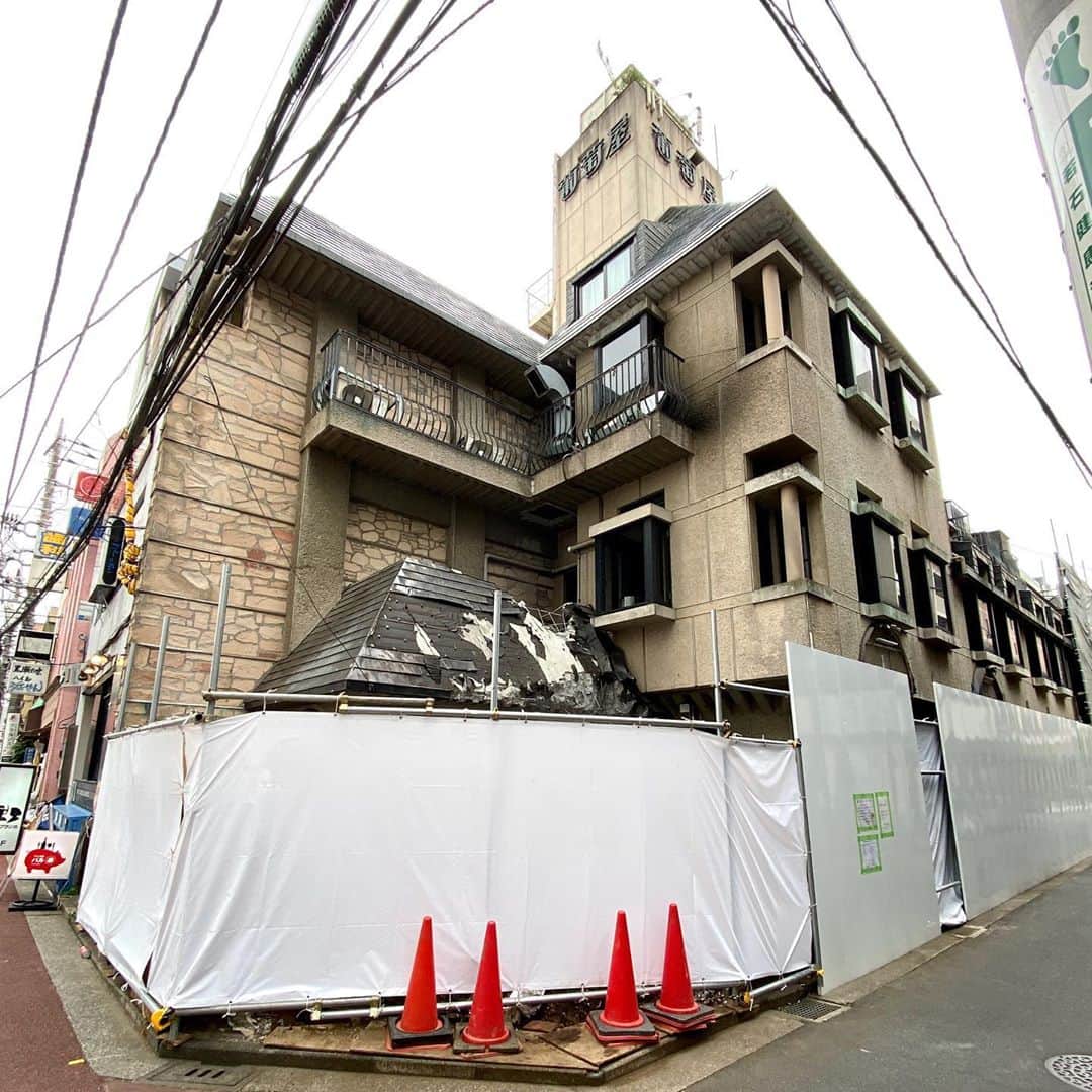 江口寿史のインスタグラム：「葡萄屋のビルも解体工事が始まってる。吉祥寺の風景がまた変わっていく。」