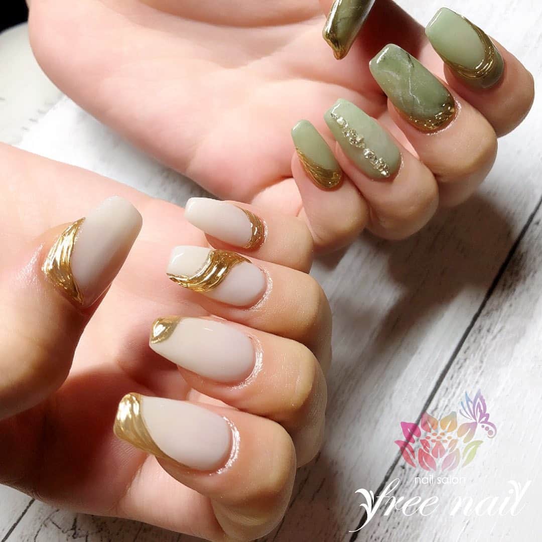 free nail フリーネイルのインスタグラム：「. お客様ネイル💅🏻🍂 . 秋色おしゃれアシメ🍂✨ . フリーアートでおしゃれネイル🌝🍂 . ▶︎▶︎▶︎スワイプして動画も見てね☝︎🎬✨ . ご来店ありがとうございました🙇🏻‍♀️🙇🏻‍♀️🙇🏻‍♀️💗 . #ネイルアート #ジェルネイル #ネイルサロン #大阪ネイルサロン #ネイルデザイン #ネイルチェンジ #アシメネイル #アシンメトリーネイル #メタリックネイル #大理石ネイル #グリーンネイル #モスグリーンネイル #デザインネイル #トレンドネイル #大人ネイル #シンプルネイル #スクエアネイル #秋ネイル #autumnnails #nailsart #nailsdid #美甲 #日式美甲 #日式美甲胶 #日本美甲师 #日本美甲老师 #美甲上课 #日本胶 #フリーネイル #freenail」