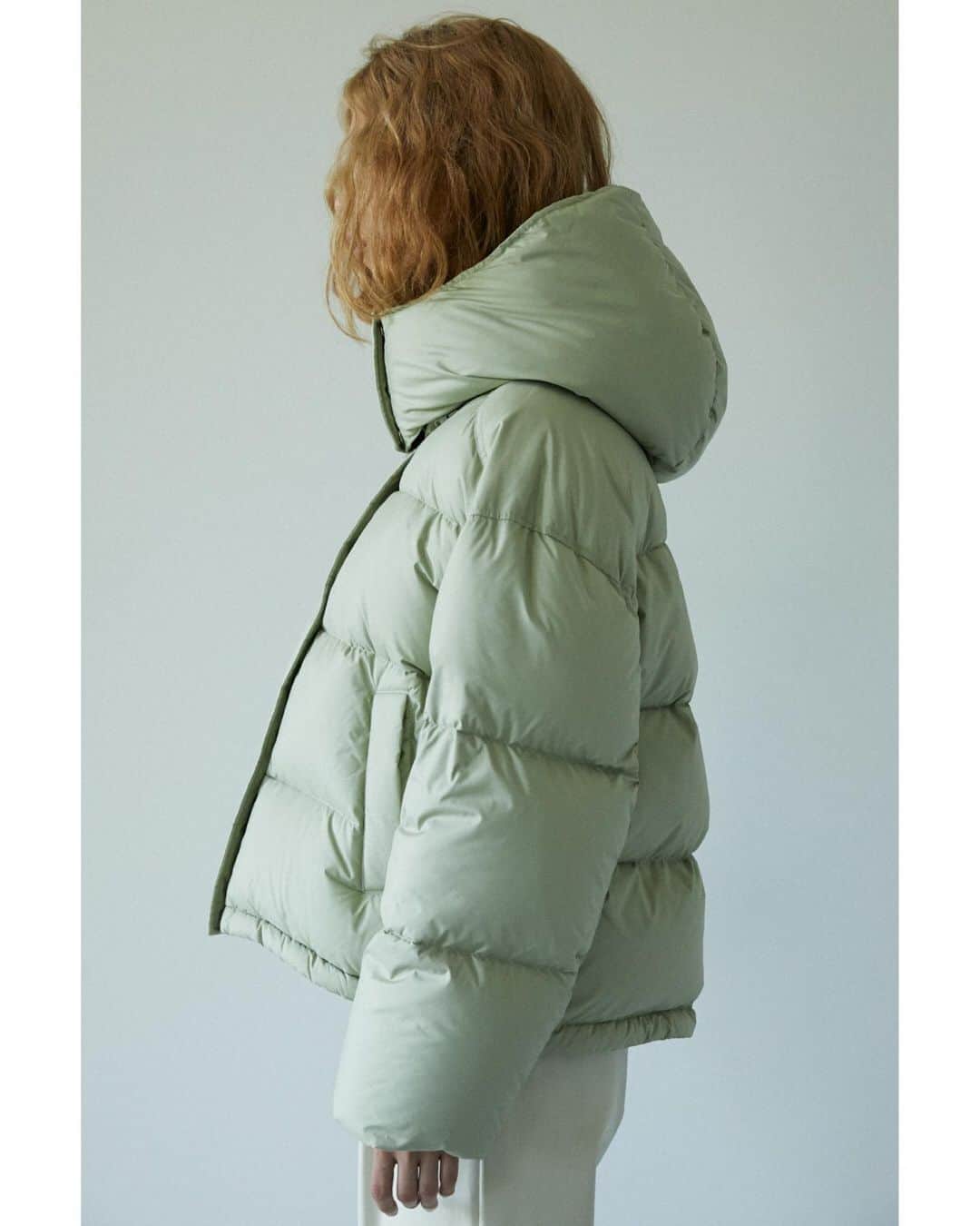 のインスタグラム：「MOUSSY 2020 OUTER LOOK BOOK SHEL'TTER WEBSTOREにて先行予約販売受付中。 -------------------------------------------------------- ・SHORT PUFFER JACKET(010DAW30-5470) 軽くて暖かいタフタ素材のダウンジャケット。 空気を多く含んだ良質なダウンを使用しているので、保湿性も優れた一着。 表地にはきしみ音が少ない、なめらかなパウダータッチ素材を採用。 コンパクトな着丈に、ボリューム感のある袖デザインで女性らしさのあるシルエット。 裾のドローストリングを絞って着用するのがお勧め。 全国のMOUSSY店舗では11月上旬頃より発売予定。 -------------------------------------------------------- Other items ・FAUX LEATHER STRAIGHT PANTS(010DA530-5430) ・SQUARE TOE SHORT BOOTS(010DAW52-6000) ・CHAIN MINI WALLET(010DA751-6360) ㅤㅤㅤㅤㅤㅤㅤㅤㅤㅤㅤㅤㅤ #MOUSSY」
