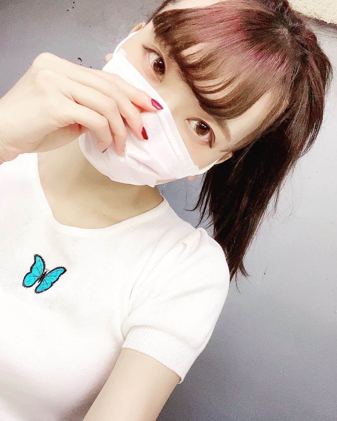石原美沙紀のインスタグラム：「蝶々🦋#アイドル #instaportrait #撮影モデル #japanesemodel #fashion #japan #cute #model #like4like #followme #l4l #me #photo #pic #ootd #look #コスメ #メイク #美容 #ヘアアレンジ #ヘア #自撮り #selfie #セルフィー #love #girl #今日のファッション #smile #カジュアルコーデ #selca」