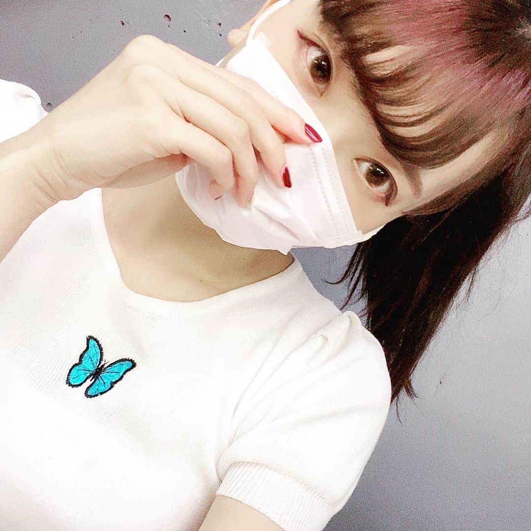 石原美沙紀のインスタグラム：「蝶々🦋#アイドル #instaportrait #撮影モデル #japanesemodel #fashion #japan #cute #model #like4like #followme #l4l #me #photo #pic #ootd #look #コスメ #メイク #美容 #ヘアアレンジ #ヘア #自撮り #selfie #セルフィー #love #girl #今日のファッション #smile #カジュアルコーデ #selca」