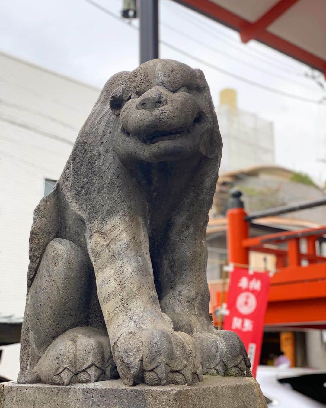 相馬絵美のインスタグラム：「寅の日＆大安は財神、福神、勝運の神様として有名な毘沙門天様をお参りに🙏  たまたま用事で行った場所と同じ沿線上にあって、毘沙門天様を祀っている「善國寺」があったので調べたら、立派な狛寅が居て、絵馬もお守りも寅にちなんだもの🐯  私が五黄の寅生まれで、息子の名前も、何故か惹かれる動物も🐯🐯🐯で、これはと思って行ってきました。  帰りに知り合いの投稿でおはぎが載ってて、「お彼岸だし食べたいな〜」って思ってる最中に横にあった和菓子でおはぎもゲットしたので、本日のミッションコンプリート👍✨  #🐯LOVE #🐯🐯🐯 #toratoratora #五黄の寅 #昔生まれてたら世継ぎ問題でやばかったやつ #寅の日 #毘沙門天 #大安 #お守りも新調した」