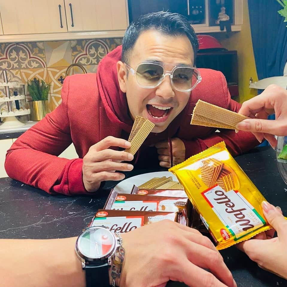 Raffi Ahmadさんのインスタグラム写真 - (Raffi AhmadInstagram)「Udah pada Cobain ??? Pasti langsung jatuh hati .... ❤️ @wafellove ❤️  thank you @wafellove uda dateng.... bawain wafello yang krimnya mantab.. banyak krimnya sampe bisa di geser.... ga pengen makan wafer lain kalau udah coba wafello...Cinta mati sama wafello.. mi amor ❤️」9月20日 15時51分 - raffinagita1717