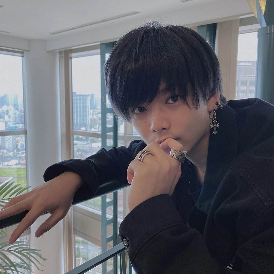 なつめゆうだいのインスタグラム：「全世界の彼氏になりたい よろしくお願いします👶🏻  #いいね  #彼氏感　#闇感 #youtuber #1年目 #松金さんに #当日やってもらいました #ひまわり畑  #バレンシアガ」