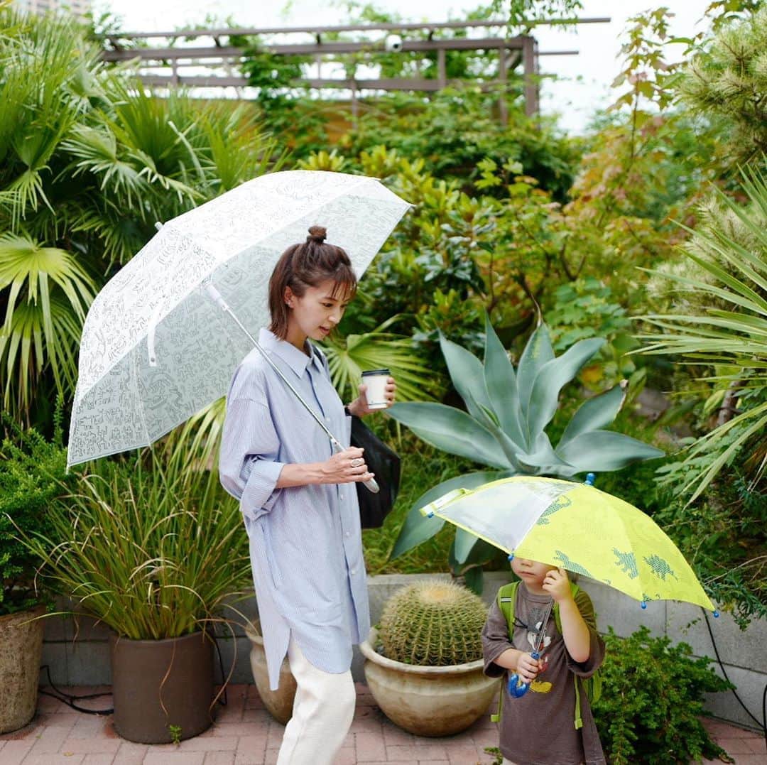 安田美沙子さんのインスタグラム写真 - (安田美沙子Instagram)「ちょっと小雨。車に積んでた頂いた傘キースヘリングの☂️ 息子は、恐竜🦕 @share_green_minamiaoyama  へ行って来ました。ここは、なんだかいい空気が漂っていて好き🤍やっぱり自然が大好きで、癒される！  コーヒー飲んだり、ヨーヨーすくいをしたりしました✨ このあと、とある場所へ。。。 リールで紹介したいので、編集頑張ります。リール使いこなせへん！笑  @share_green_minamiaoyama  @littledarling_coffeeroasters  #keithharing #unbrella  #green #sharegreen #familyday #nature」9月20日 16時05分 - yasuda_misako
