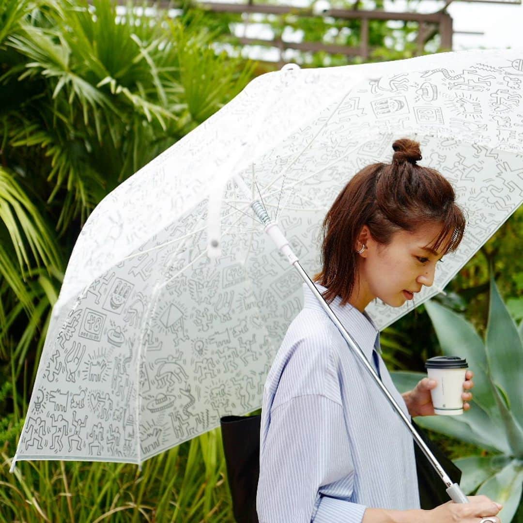 安田美沙子さんのインスタグラム写真 - (安田美沙子Instagram)「ちょっと小雨。車に積んでた頂いた傘キースヘリングの☂️ 息子は、恐竜🦕 @share_green_minamiaoyama  へ行って来ました。ここは、なんだかいい空気が漂っていて好き🤍やっぱり自然が大好きで、癒される！  コーヒー飲んだり、ヨーヨーすくいをしたりしました✨ このあと、とある場所へ。。。 リールで紹介したいので、編集頑張ります。リール使いこなせへん！笑  @share_green_minamiaoyama  @littledarling_coffeeroasters  #keithharing #unbrella  #green #sharegreen #familyday #nature」9月20日 16時05分 - yasuda_misako