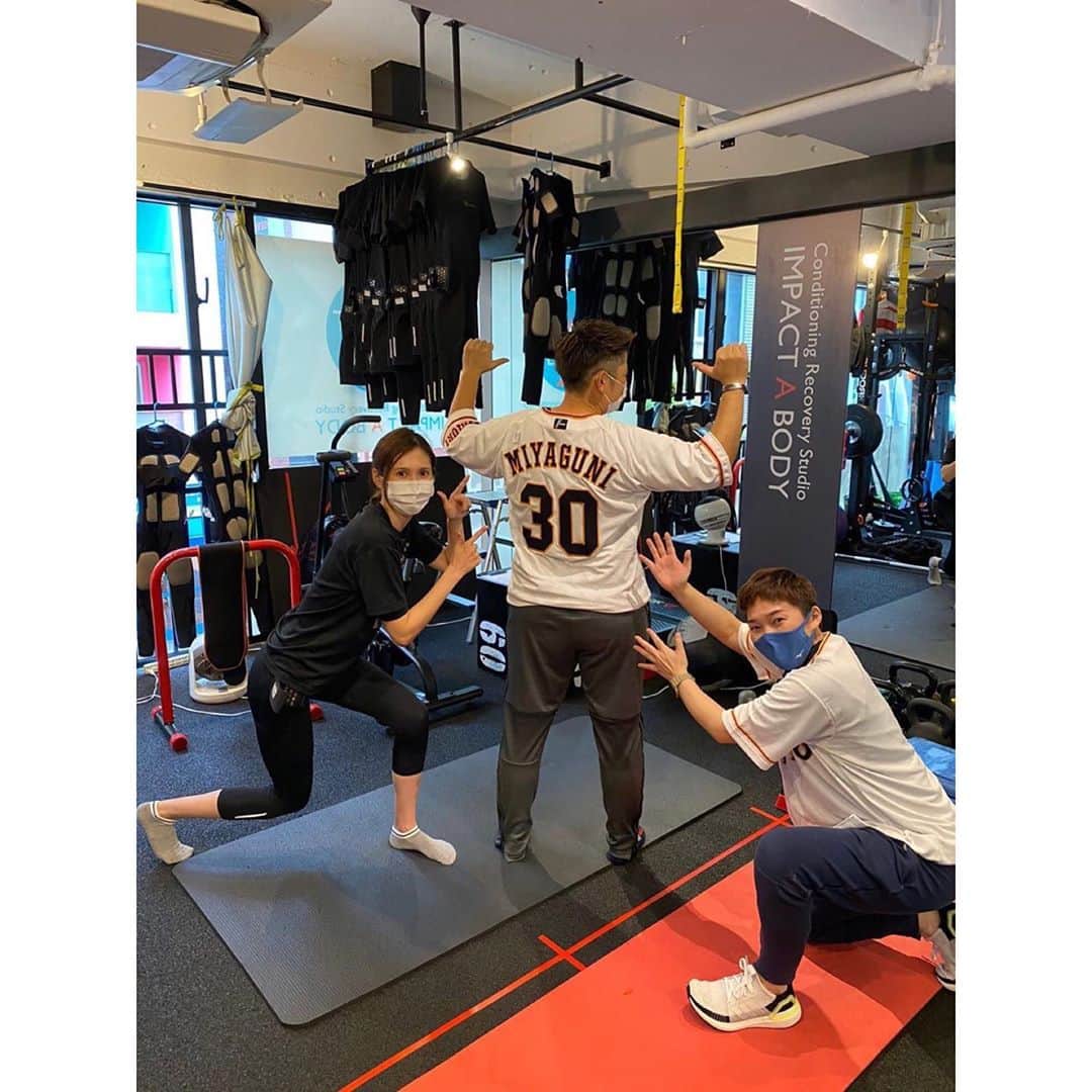 春輝のインスタグラム：「トレーニング終わりにお久しぶりの天沼さん登場o(^o^)o  天沼さんとは昨年、原監督主催のチャリティーコンペでご一緒させていただいたのですが、インパクトボディが天沼さんのジムとは知らずに今年から通い始めた春輝です('ᵕ' )  ここだけの話、チャリティー以降ジムに通い始めるまで宮國選手の実のお姉様だと思っていました。笑 そっくりにも程があります🤪  そんな宮國投手は本日昇格していましたね！ 連敗ストップお願いします！  #天沼プロ#インパクトボディ#EMS#ジム #春輝#Haruki」