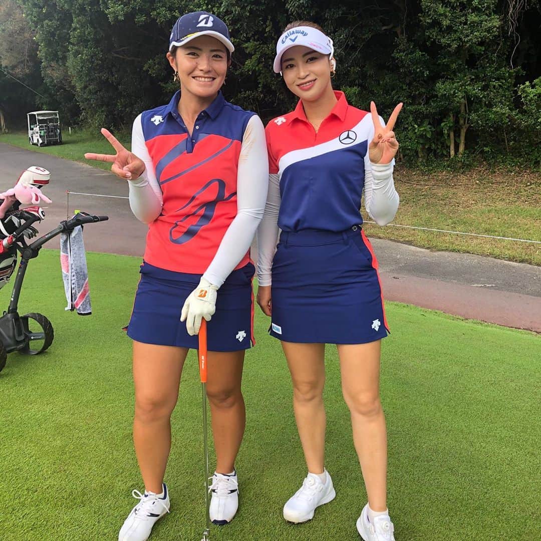 渡邉彩香のインスタグラム：「. . デサントレディース東海クラシック 応援ありがとうございました😊 @descentegolf  . 今週は誕生日ウィークということで、たくさんの方にお祝いもして頂き、ありがとうございました🥰  今週は毎日あすかと写真撮れた🤳 @asuka_____official   まだ課題はありますが、少しずついい雰囲気になってきました！次戦日本女子オープンに向けて頑張ります！！」
